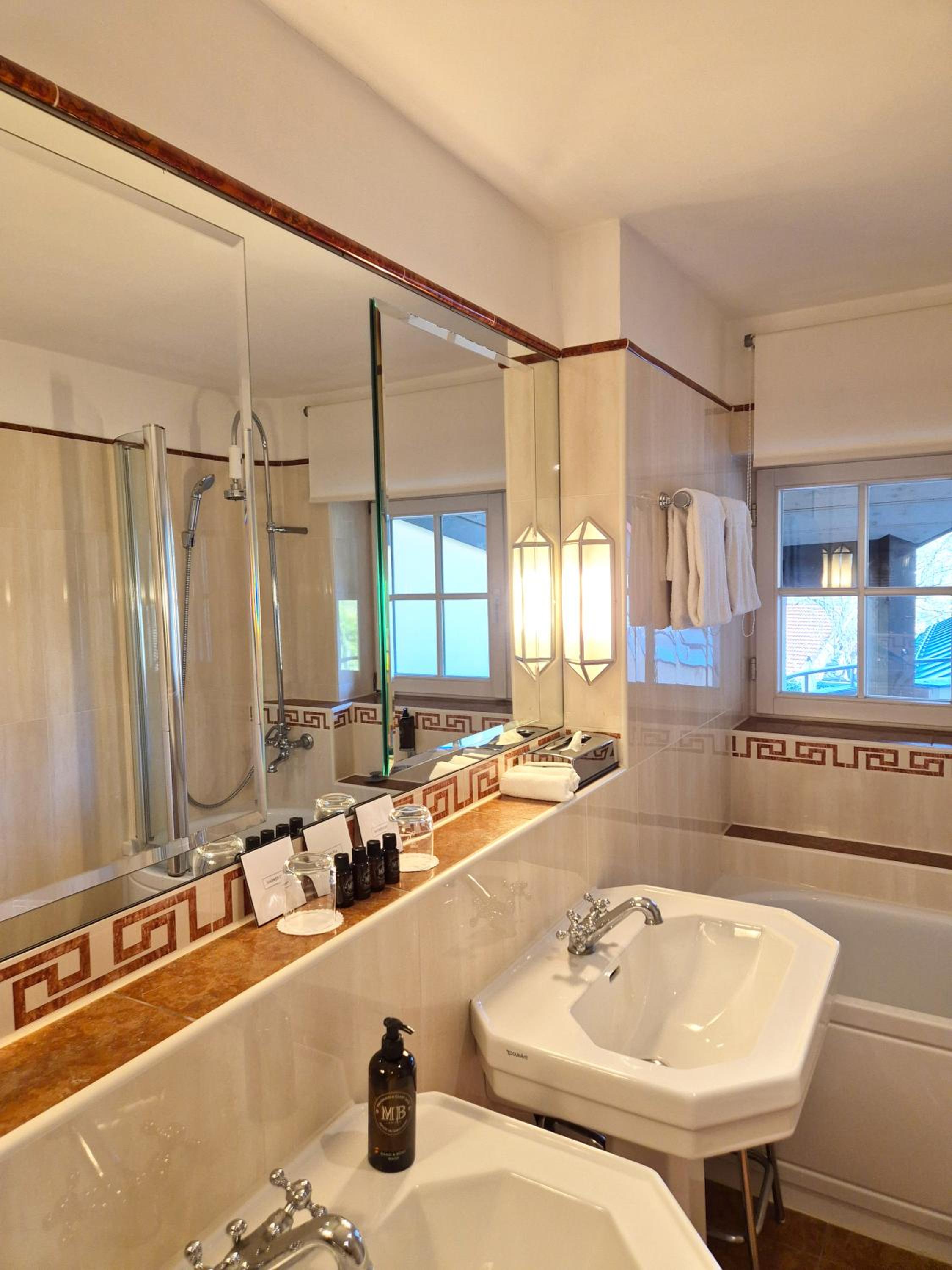 Suite with Balcony - Photo 6