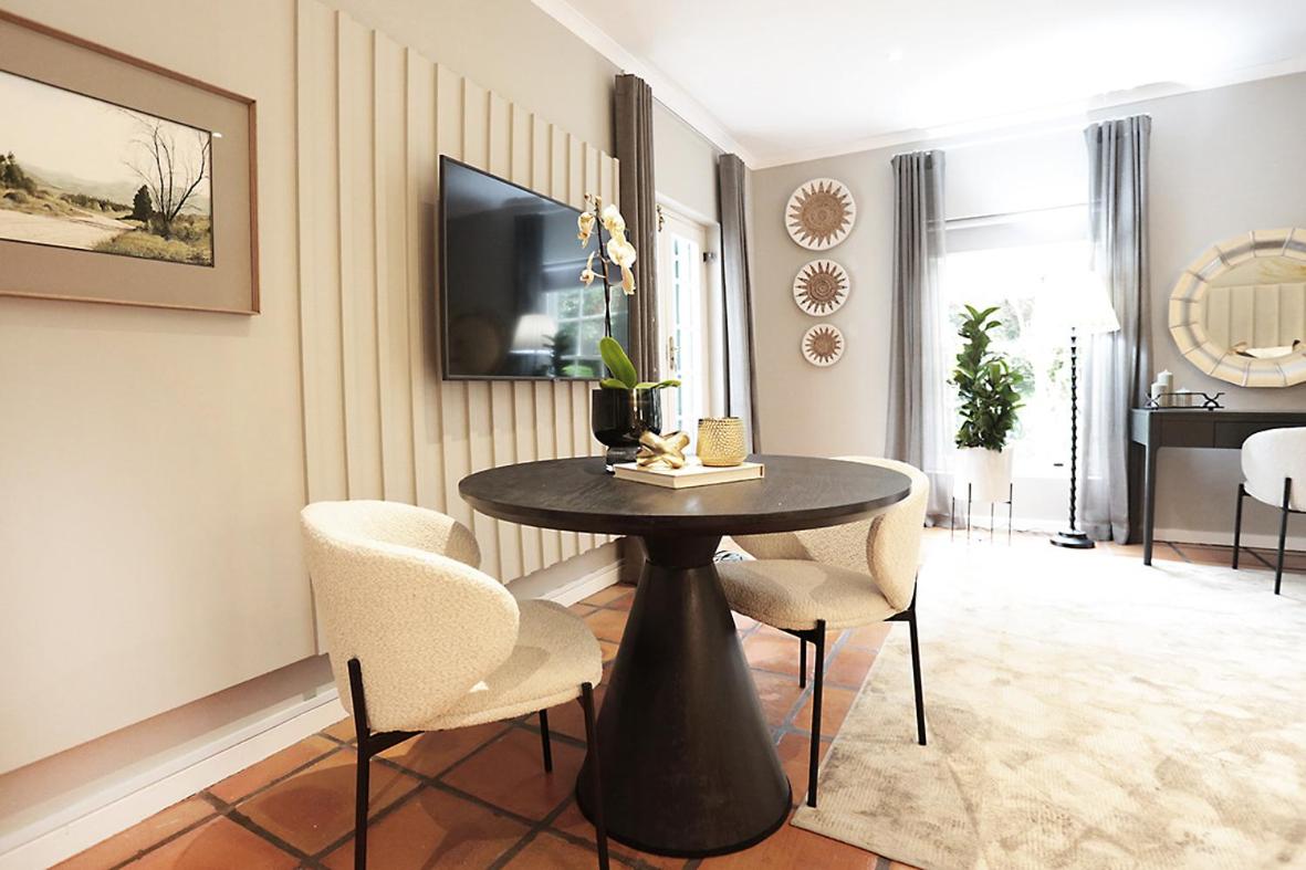 Deluxe King Room - Photo 8