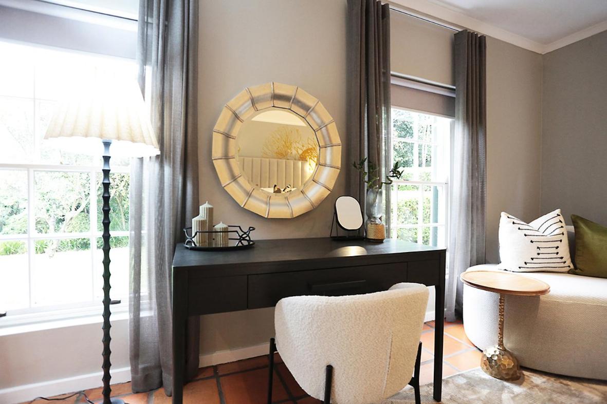 Deluxe King Room - Photo 9