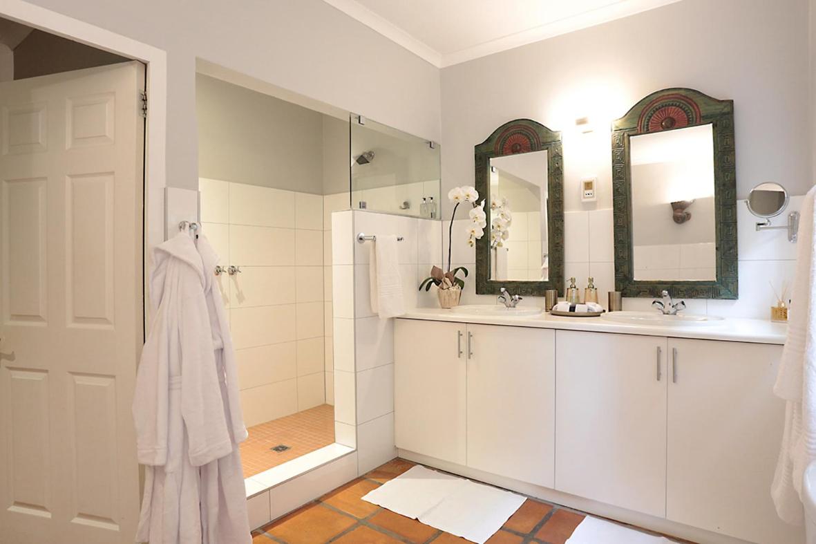 Deluxe King Room - Photo 5