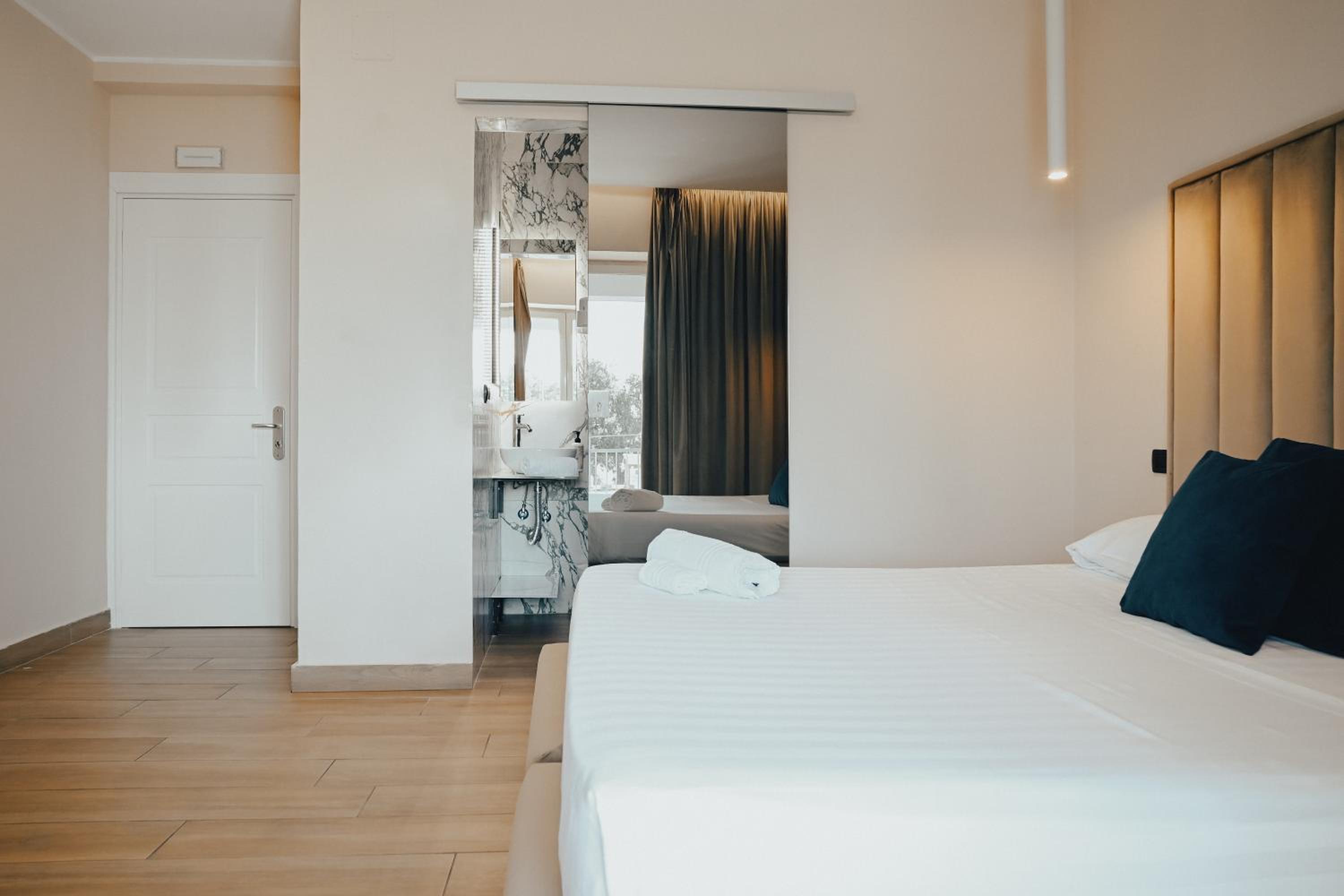 Superior Double Room with Sea View - Photo 3