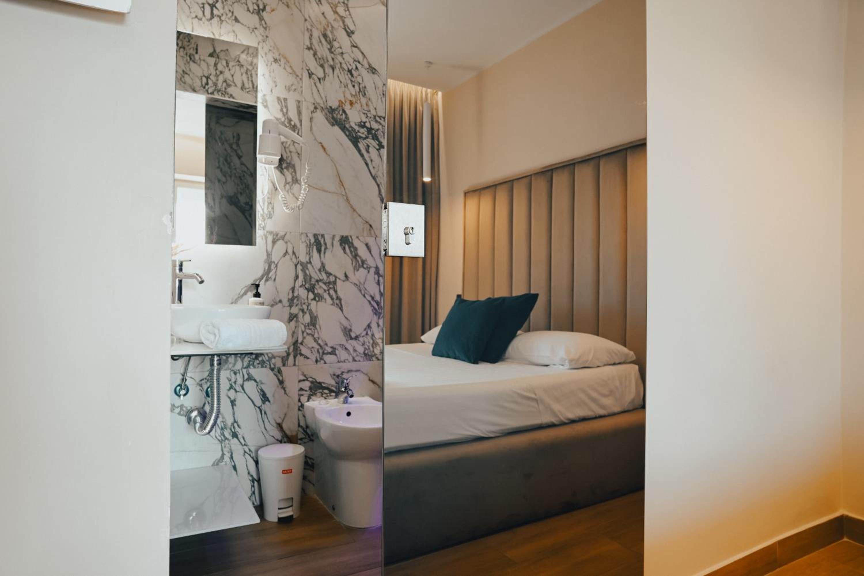 Superior Double Room with Sea View - Photo 12