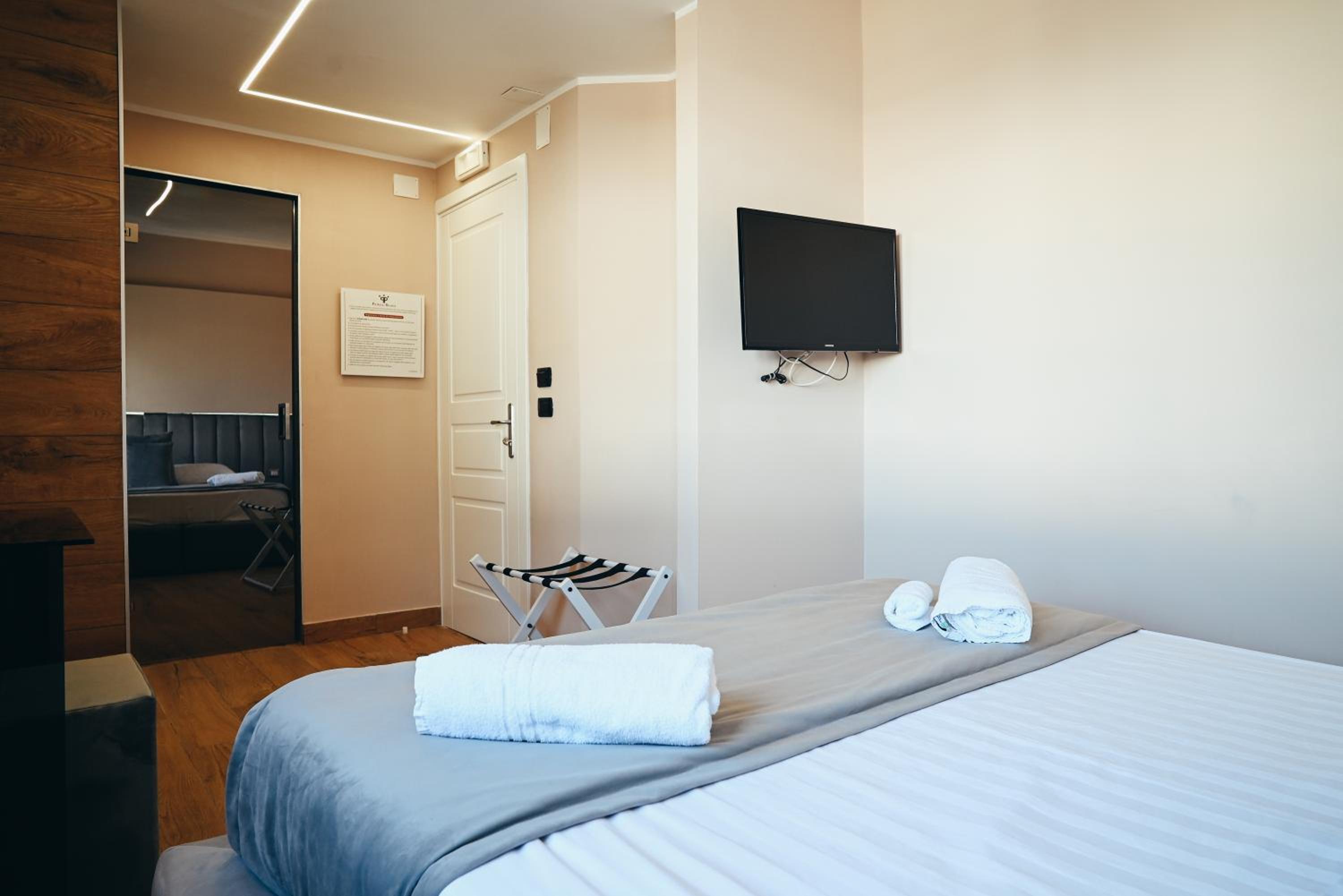 Standard Double or Twin Room - Photo 1