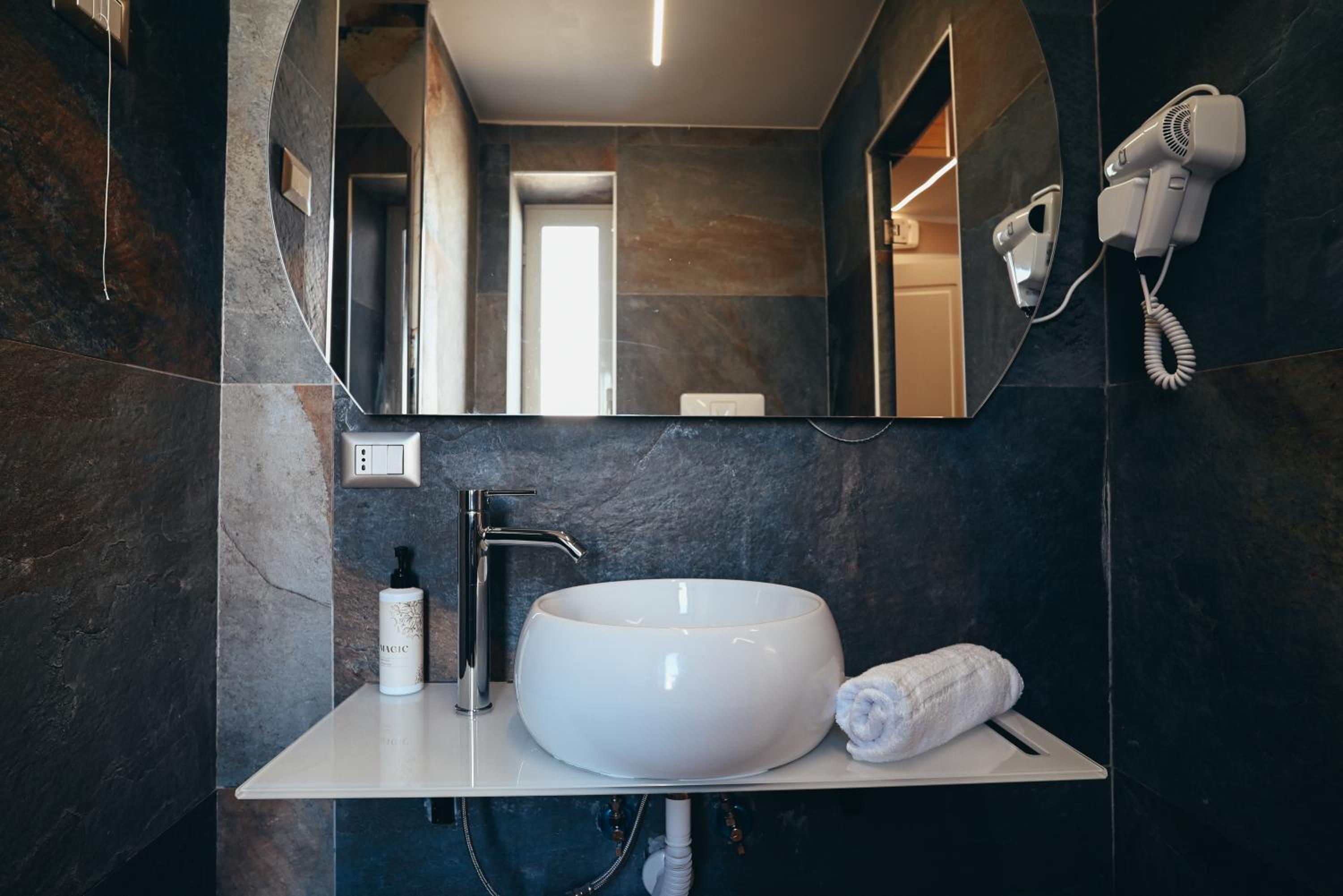 Standard Double or Twin Room - Photo 2