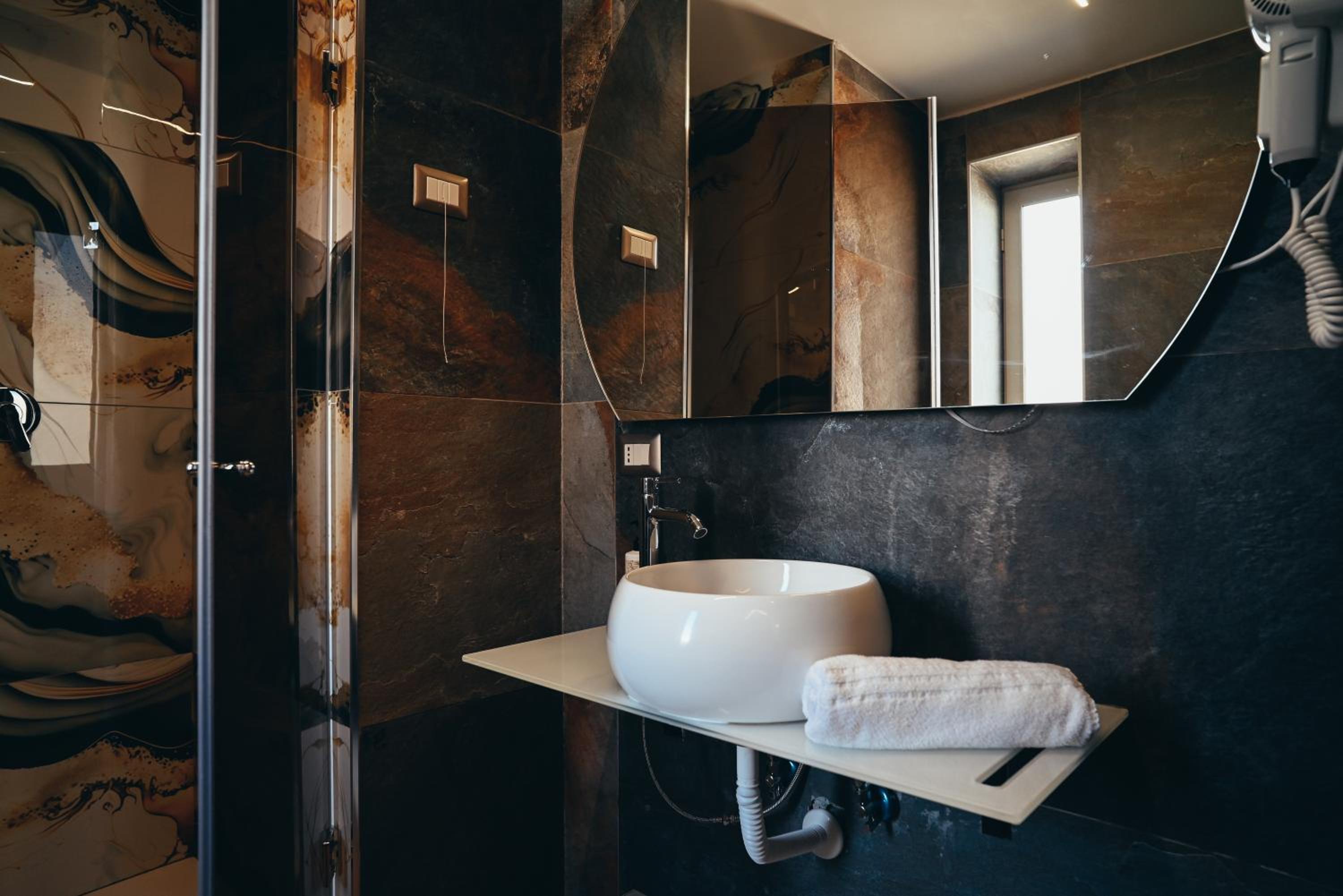 Standard Double or Twin Room - Photo 7