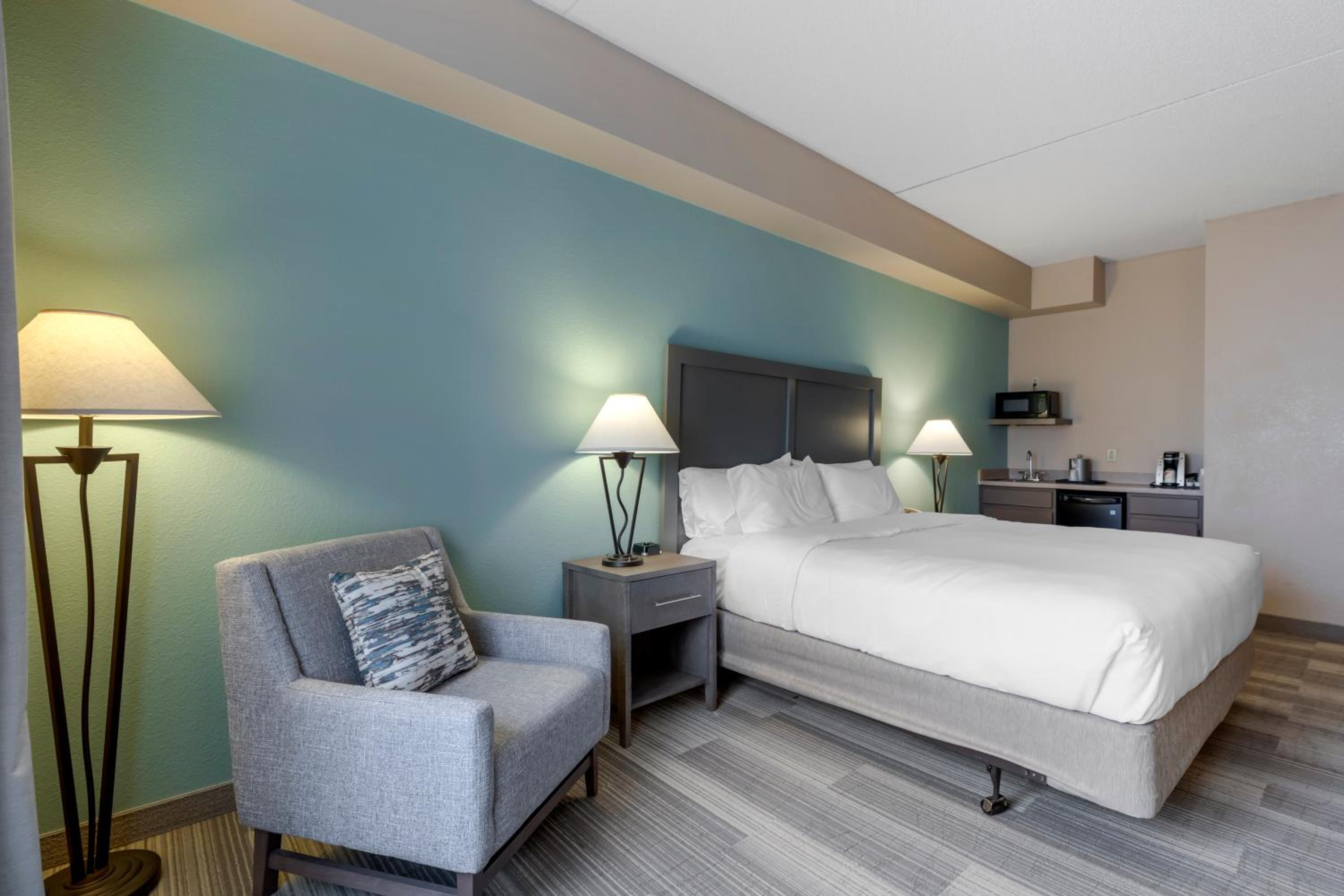 Standard King Room with Sofa Bed - Non Smoking - Photo 4