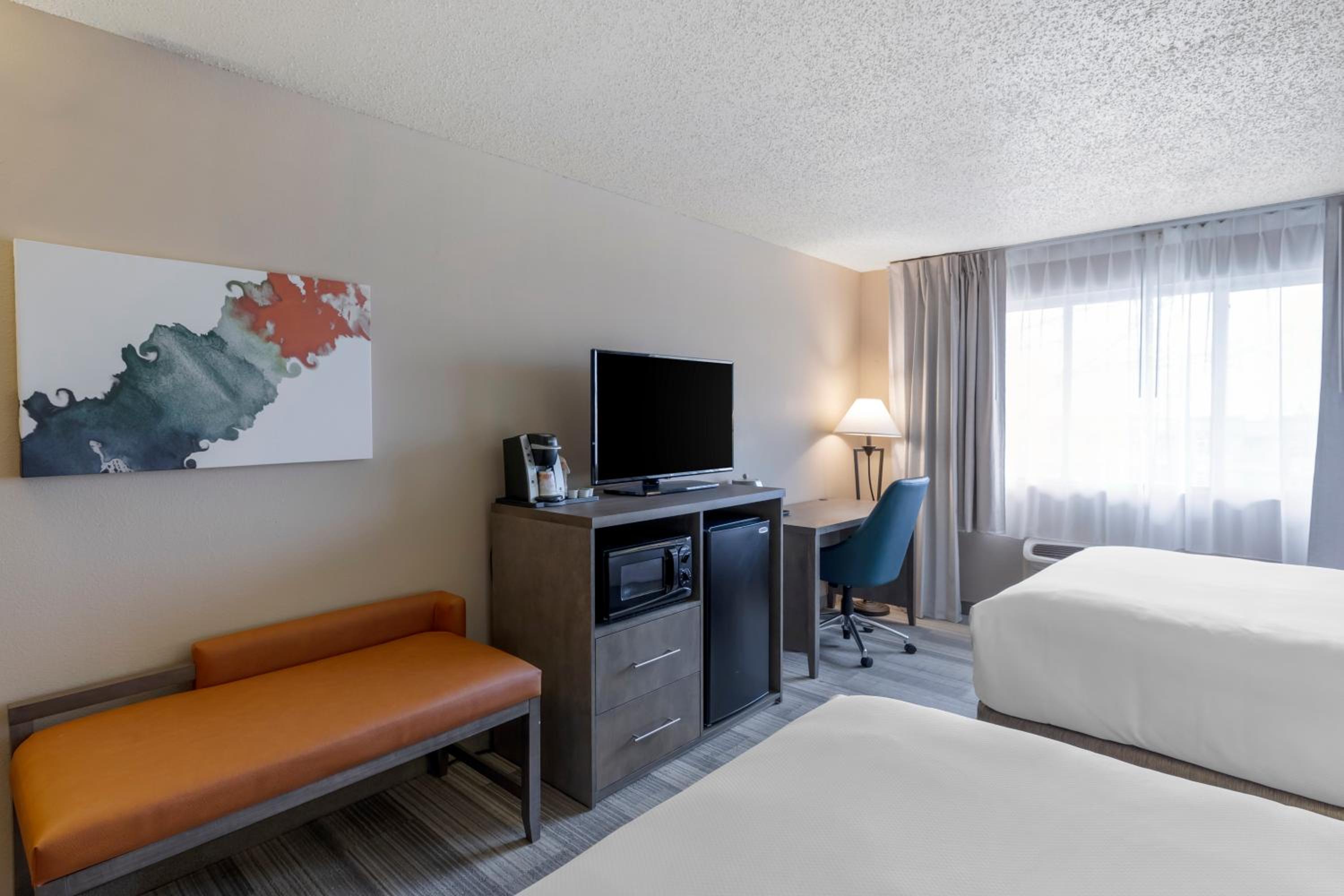 Standard Queen Room with Two Queen Beds - Non Smoking  - Photo 6