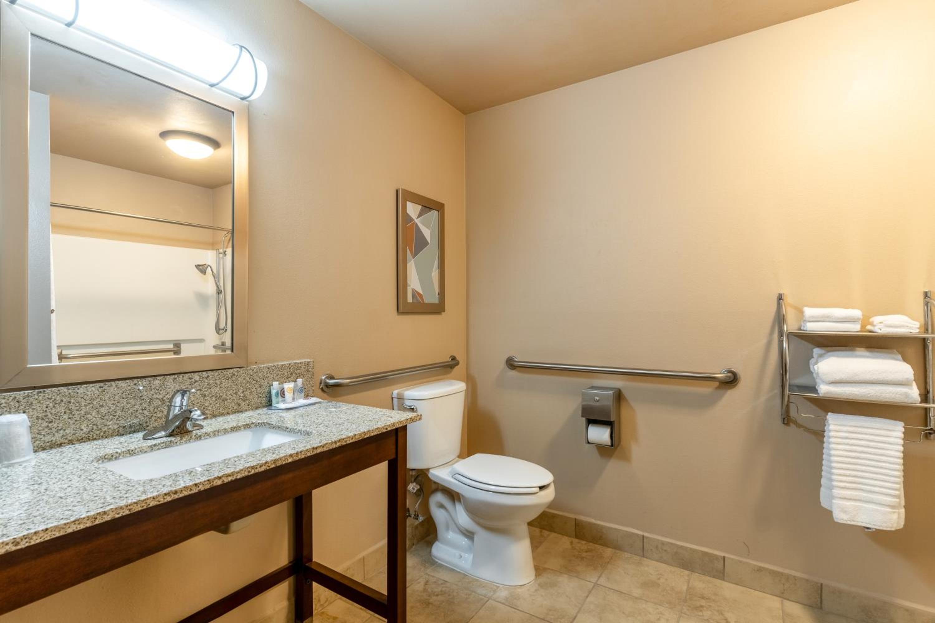 Queen Room with Accessible Tub - Accessible/Non Smoking - Photo 3