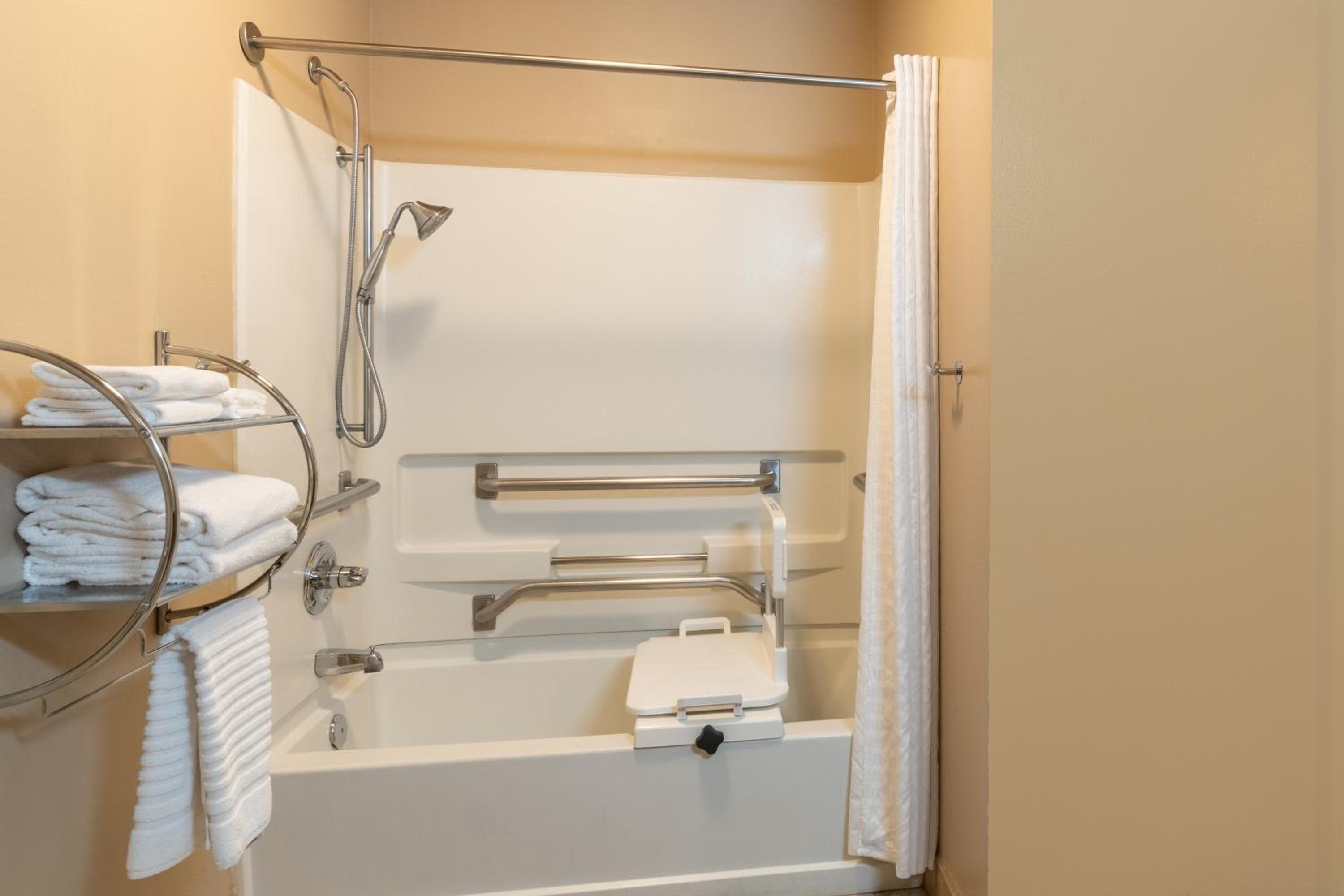 Queen Room with Accessible Tub - Accessible/Non Smoking - Photo 2