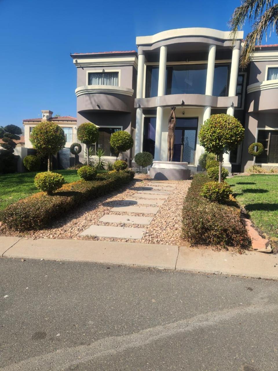 Three-Bedroom Villa photo 2