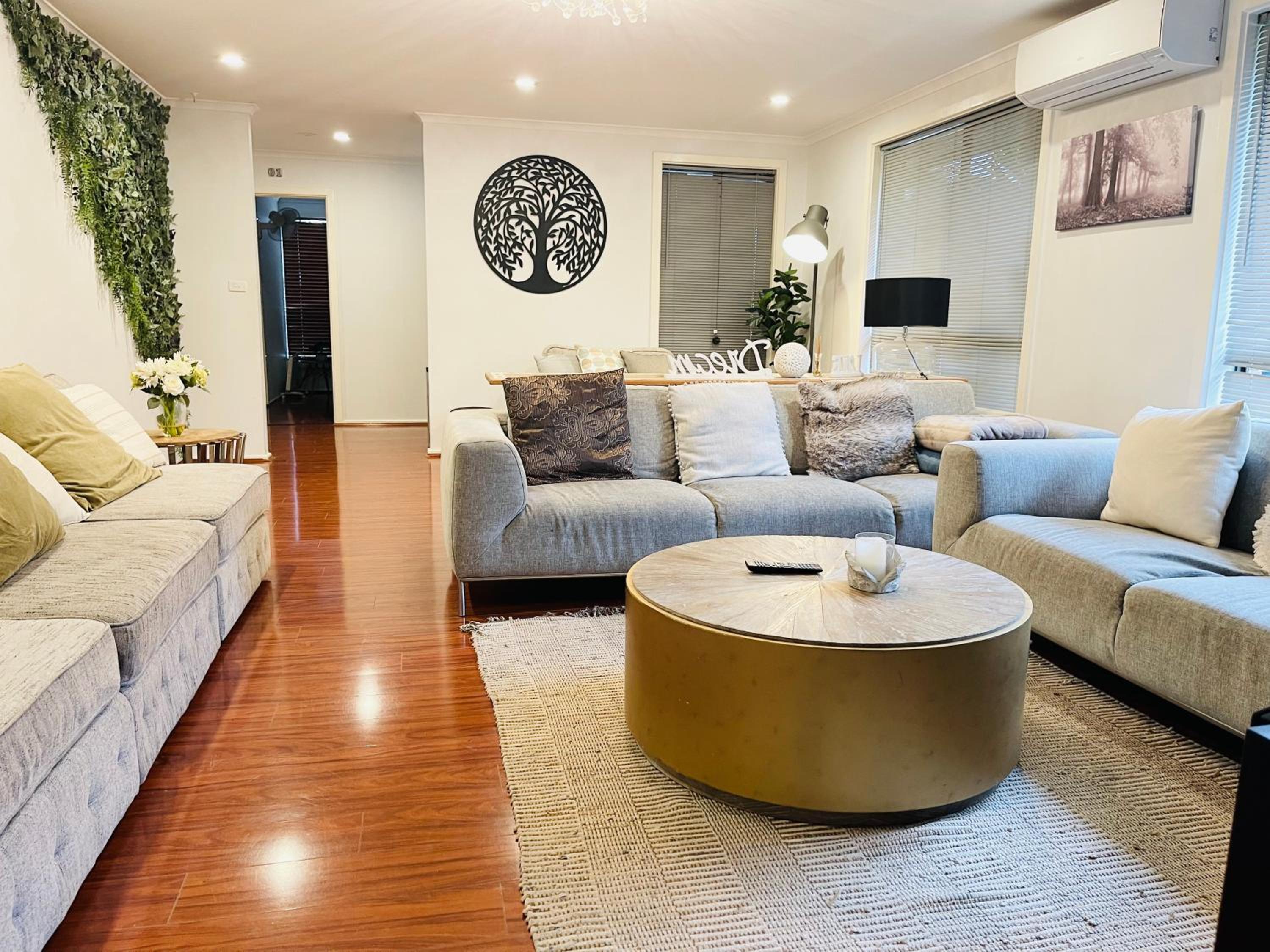 Six-Bedroom House photo 3