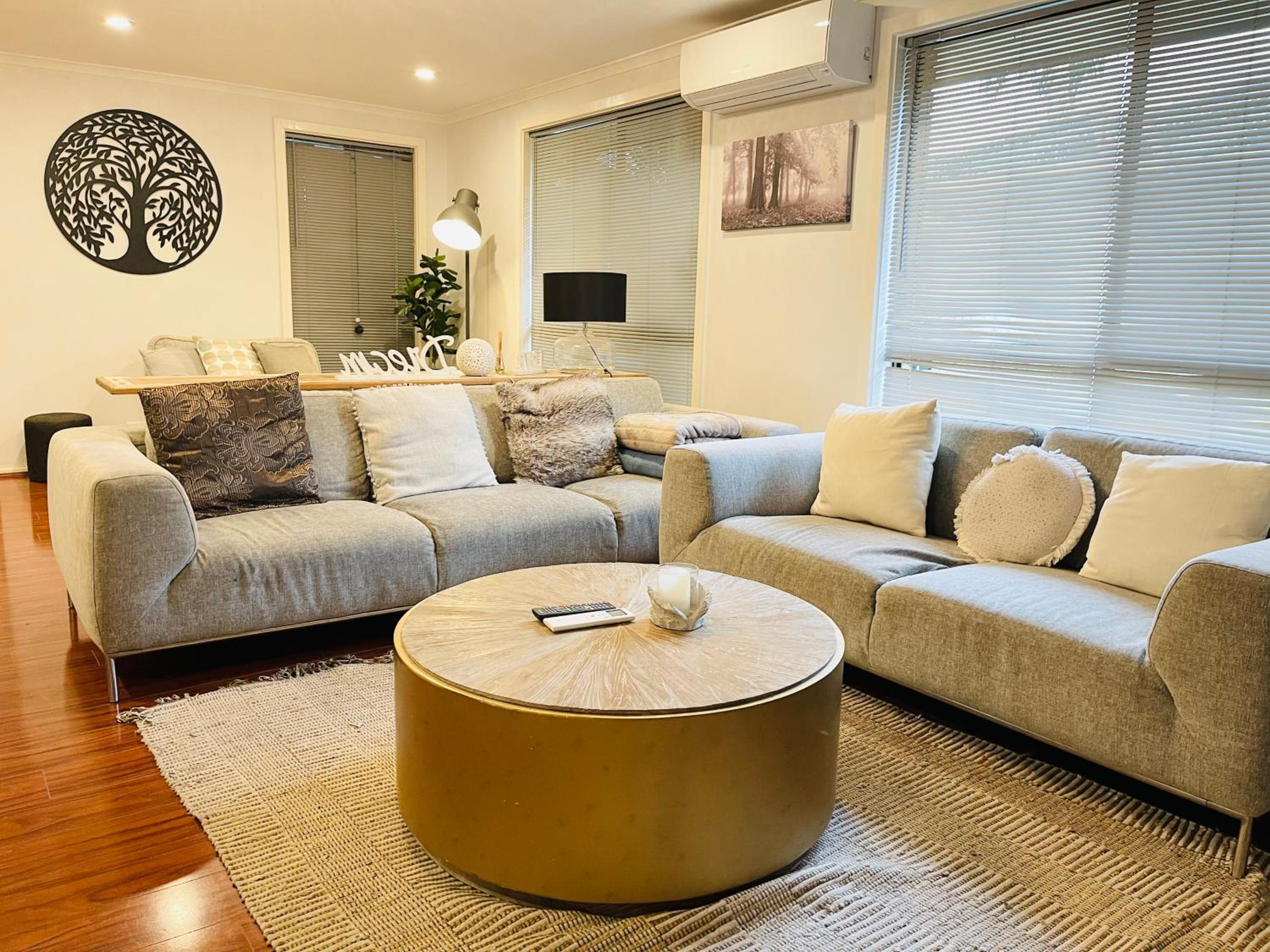 Six-Bedroom House photo 2