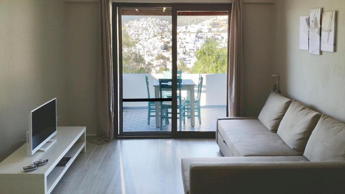 Apartment with Balcony photo 3