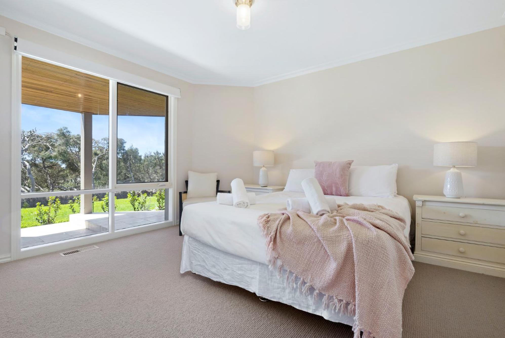 Five-Bedroom House photo 1