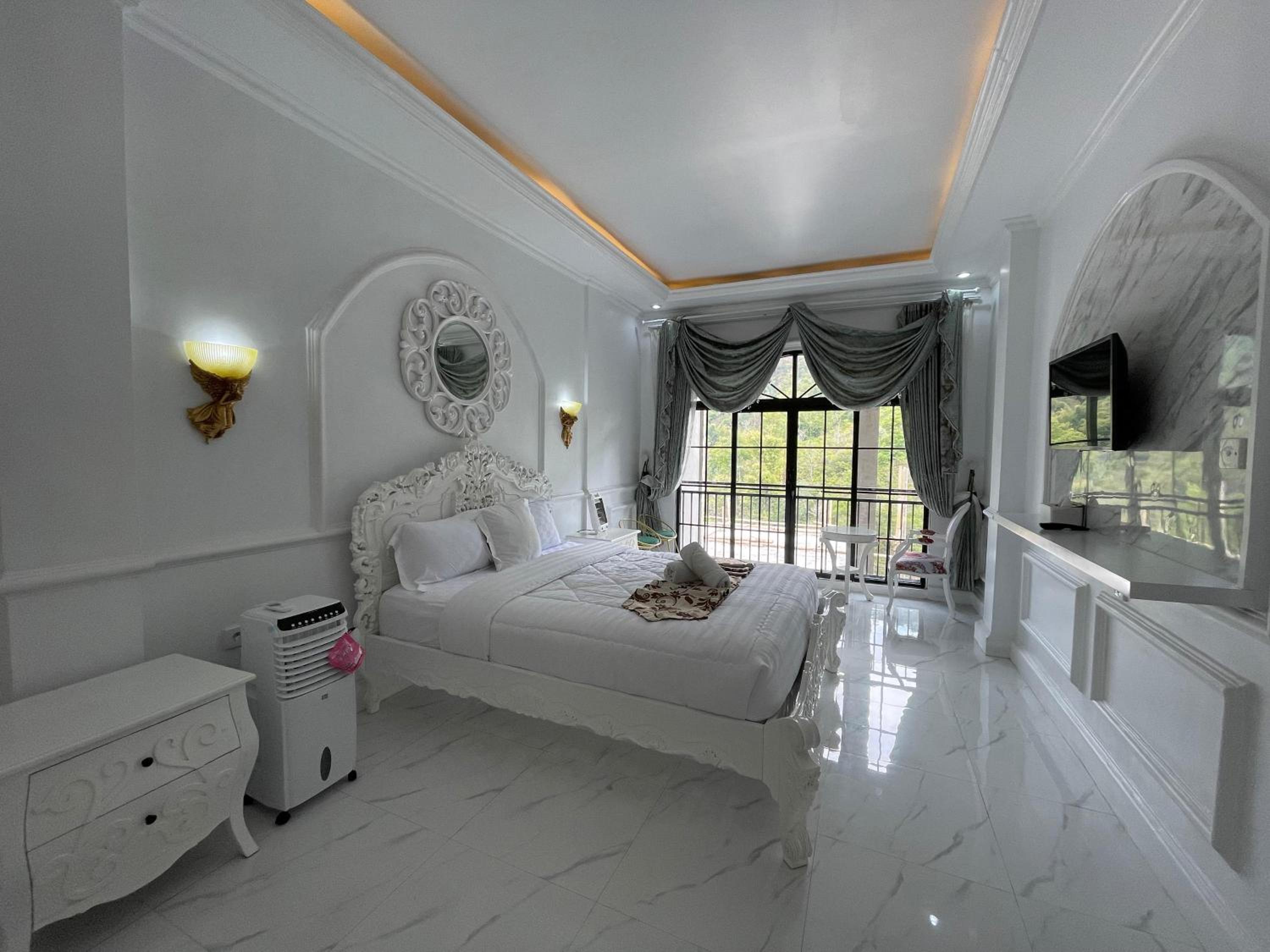 Deluxe King Suite