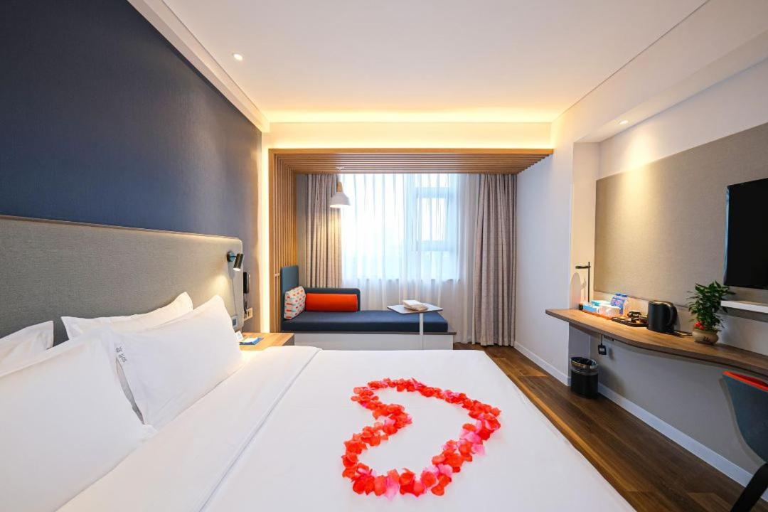 Standard King Room with Lake View - Photo 4