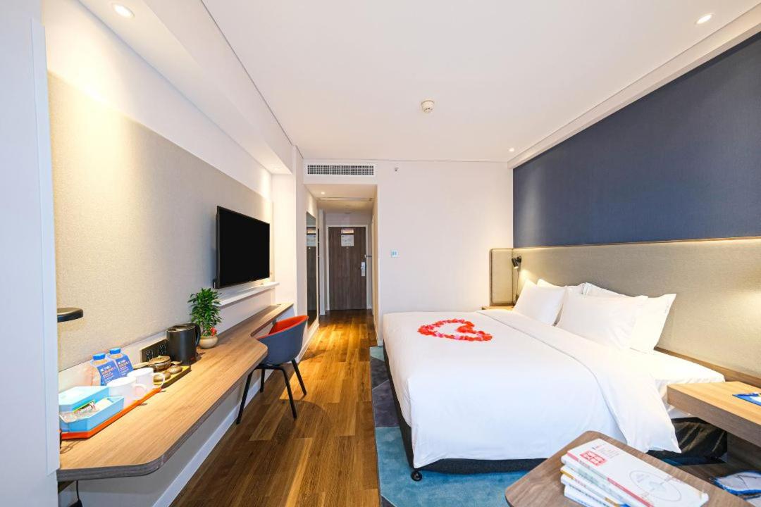 Standard King Room with Lake View - Photo 2