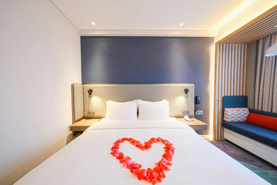 Standard King Room with Lake View - Photo 7