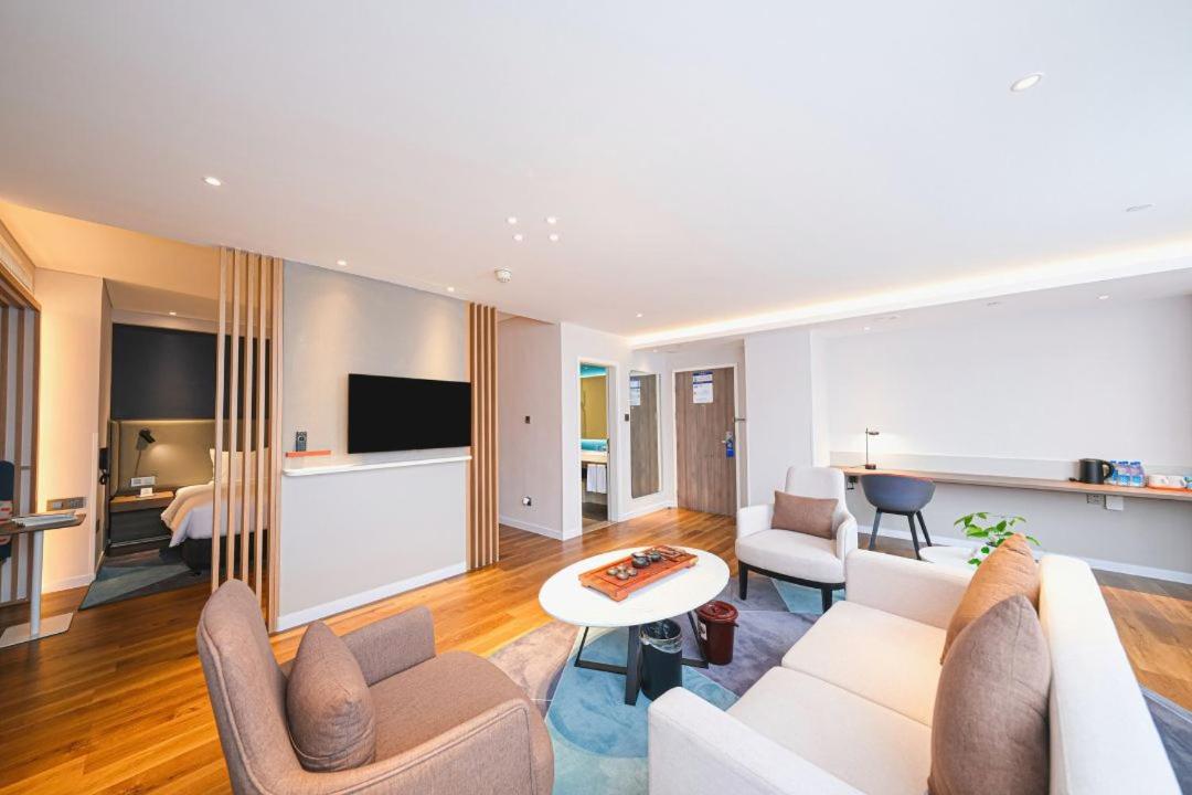 King Suite - Photo 2