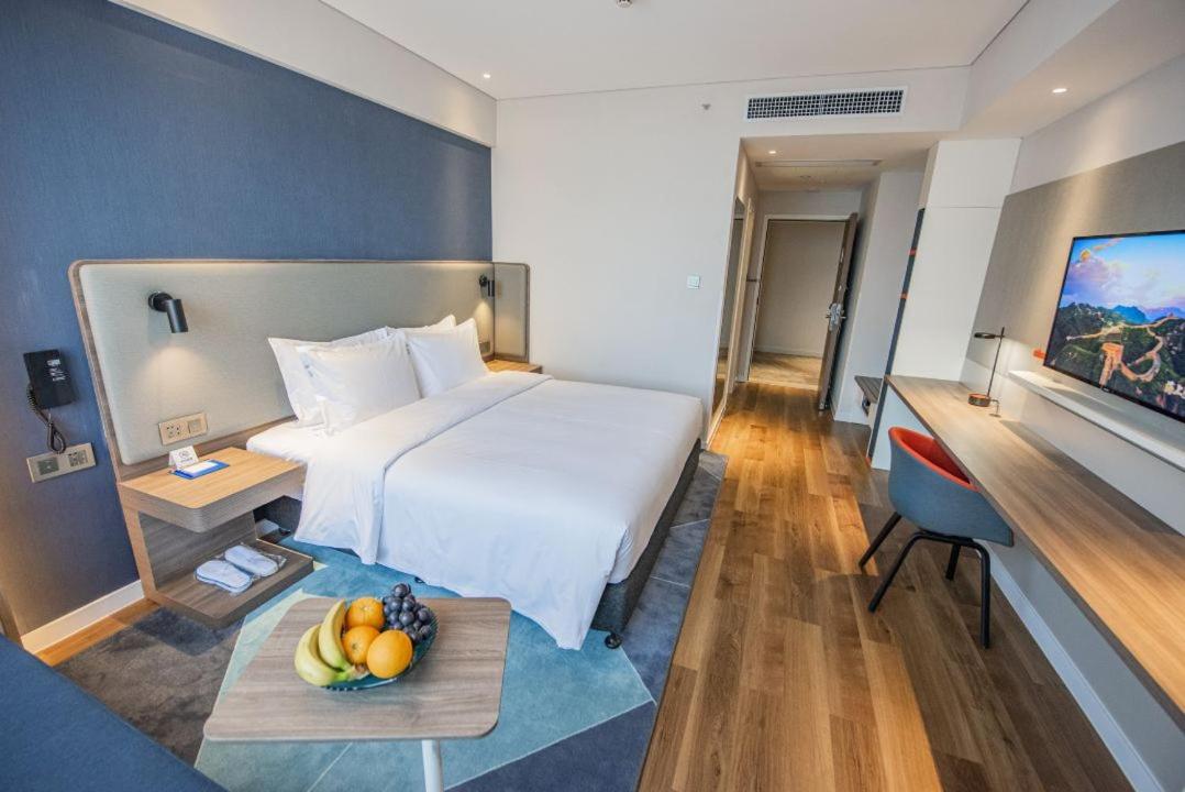 Standard King Room with Extra Floor Space - Photo 3