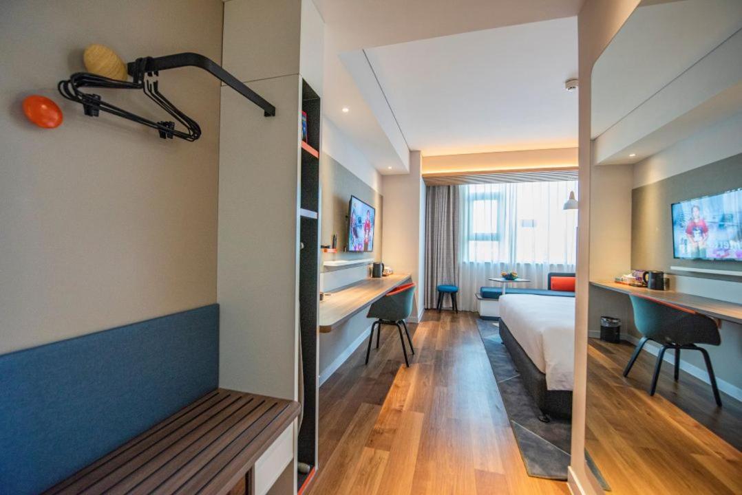 Standard King Room with Extra Floor Space - Photo 6