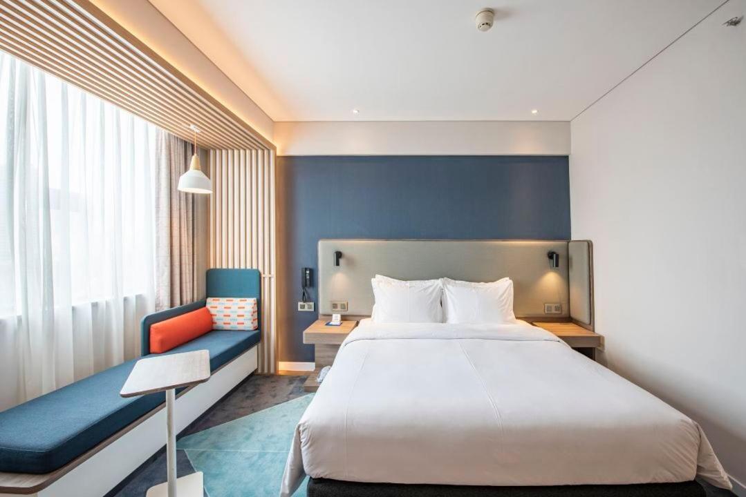 Standard King Room with Extra Floor Space - Photo 7