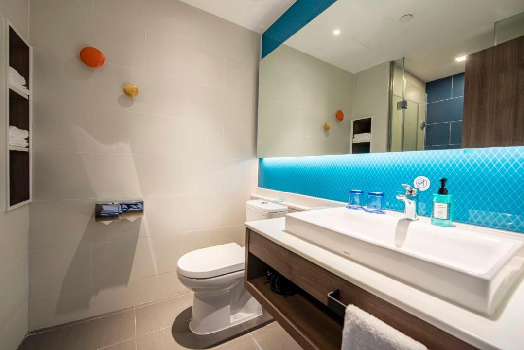 Standard King Room with Extra Floor Space - Photo 5