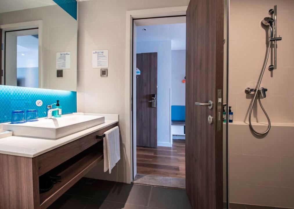 Standard King Room with Extra Floor Space - Photo 4