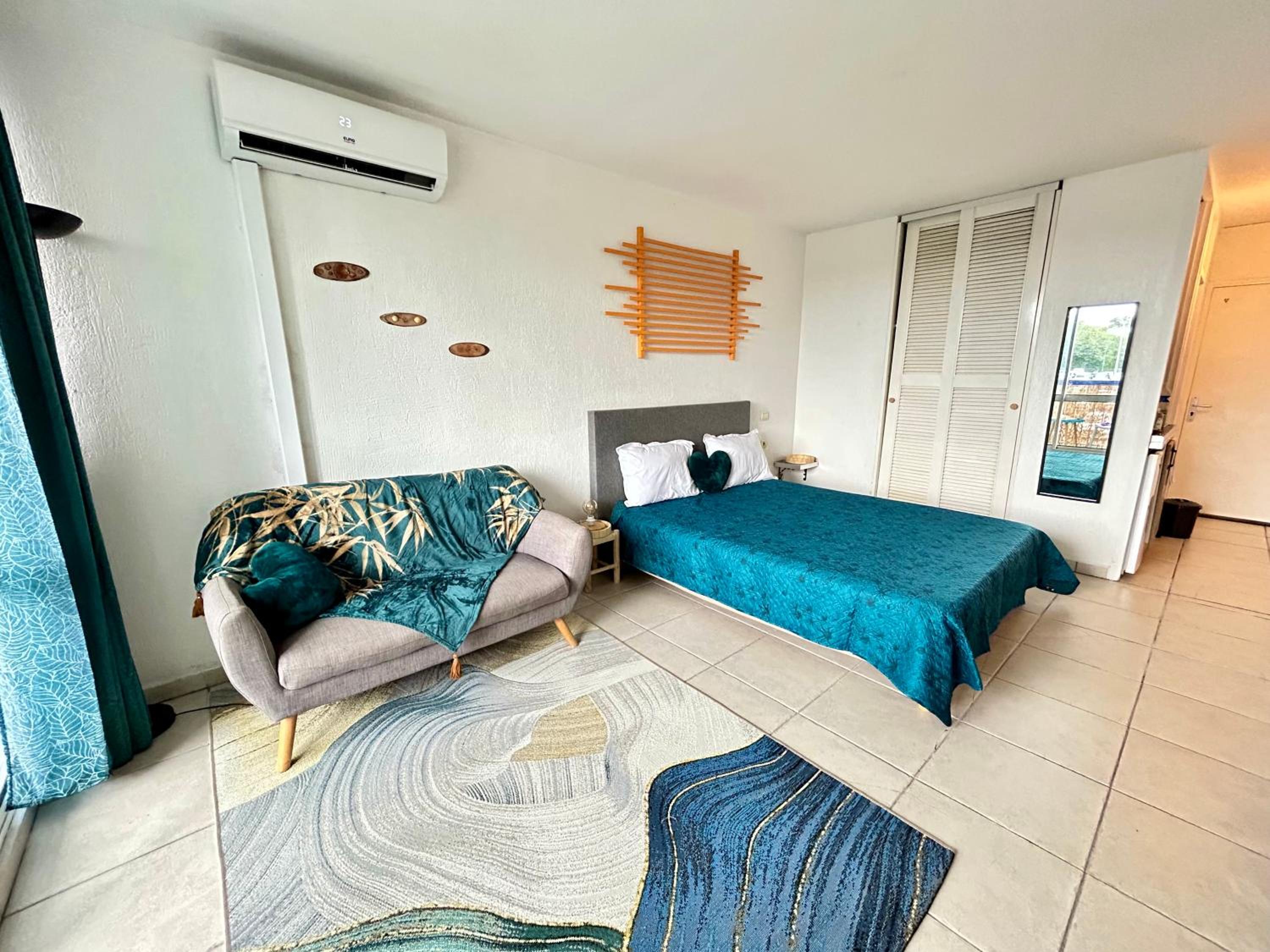 One-Bedroom Apartment photo 1
