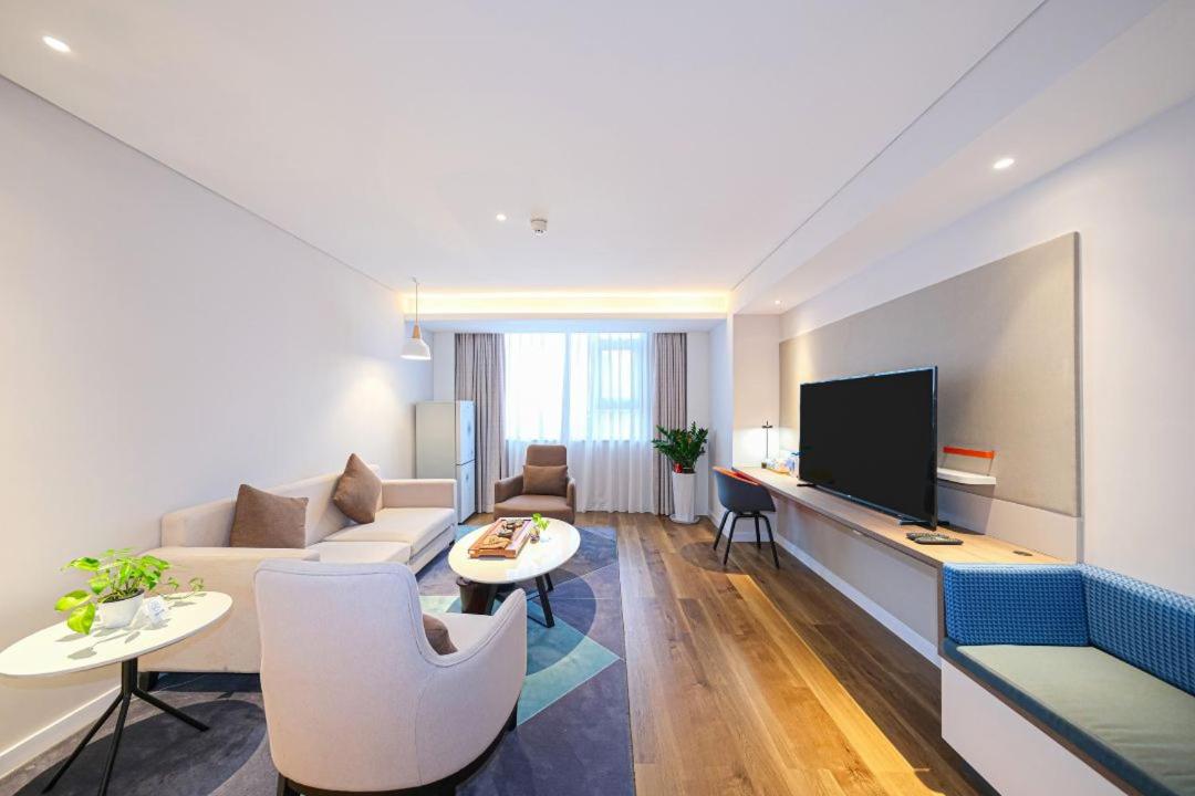 One-Bedroom Suite - Photo 4