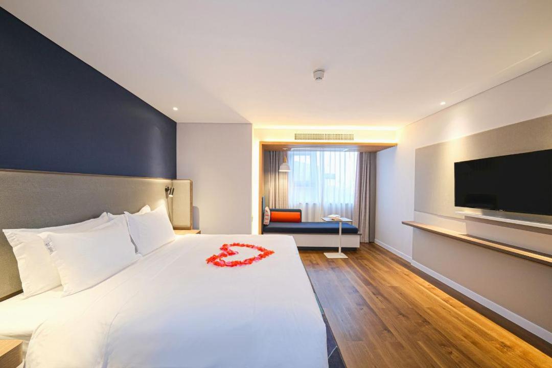 One-Bedroom Suite - Photo 8