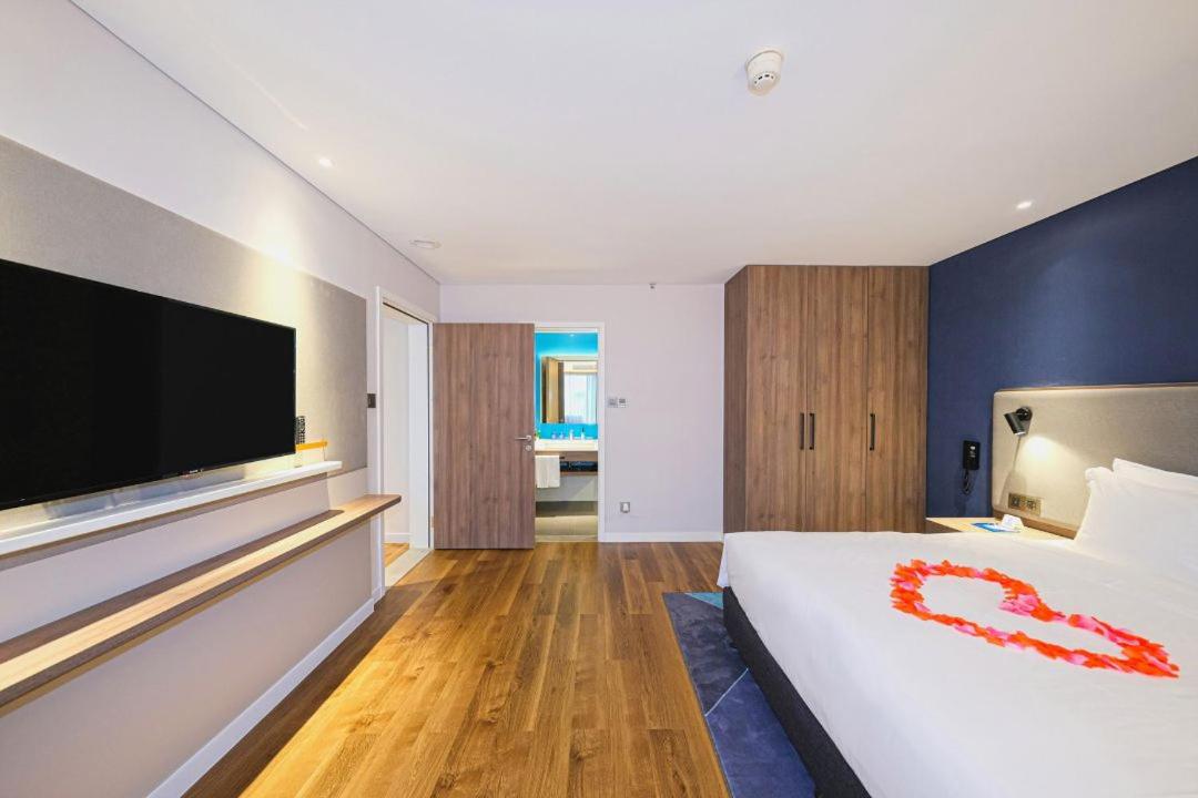 One-Bedroom Suite - Photo 2