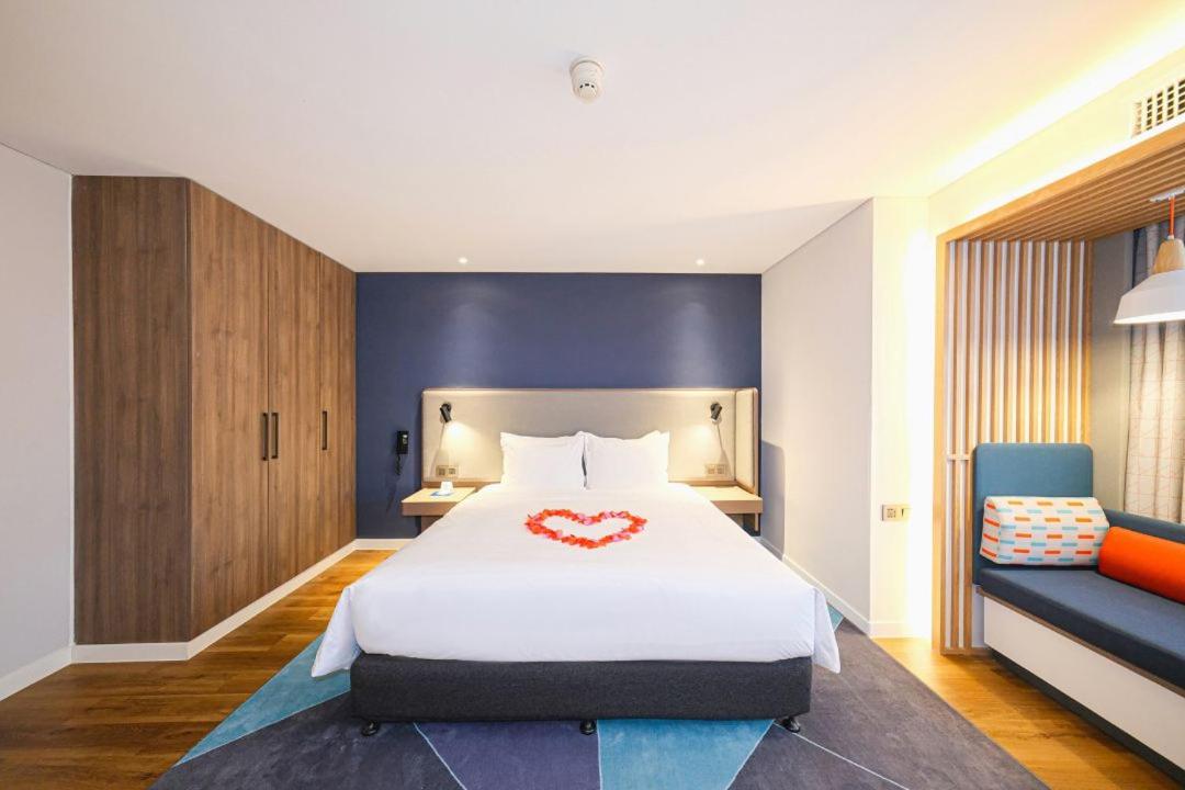 One-Bedroom Suite - Photo 9