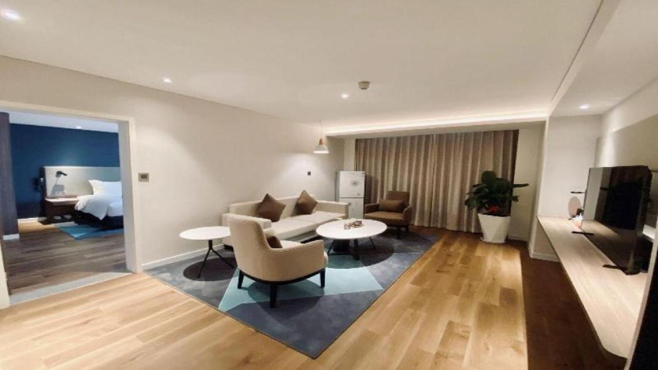 One-Bedroom Suite - Photo 11