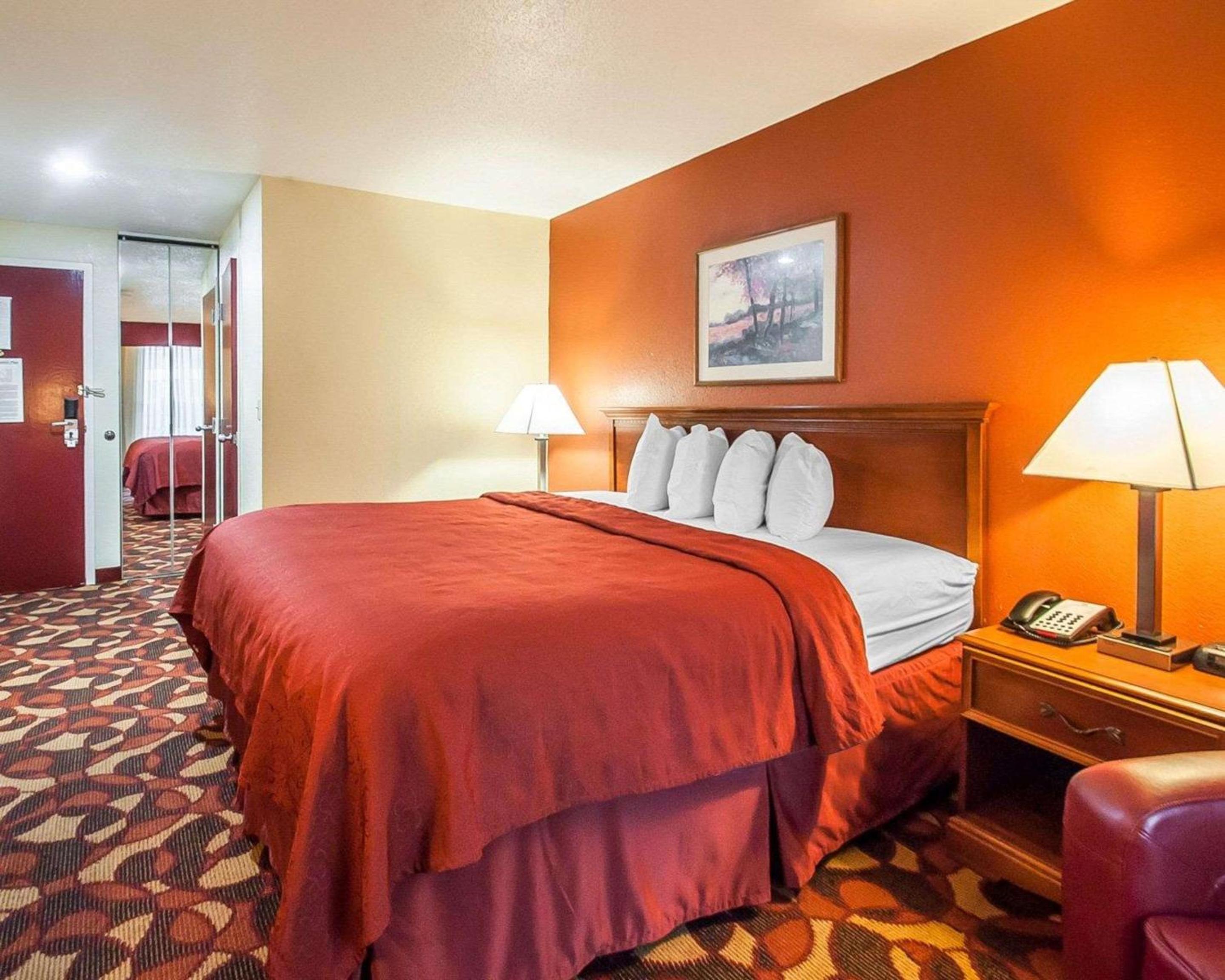 King Room - Non-Smoking photo 2