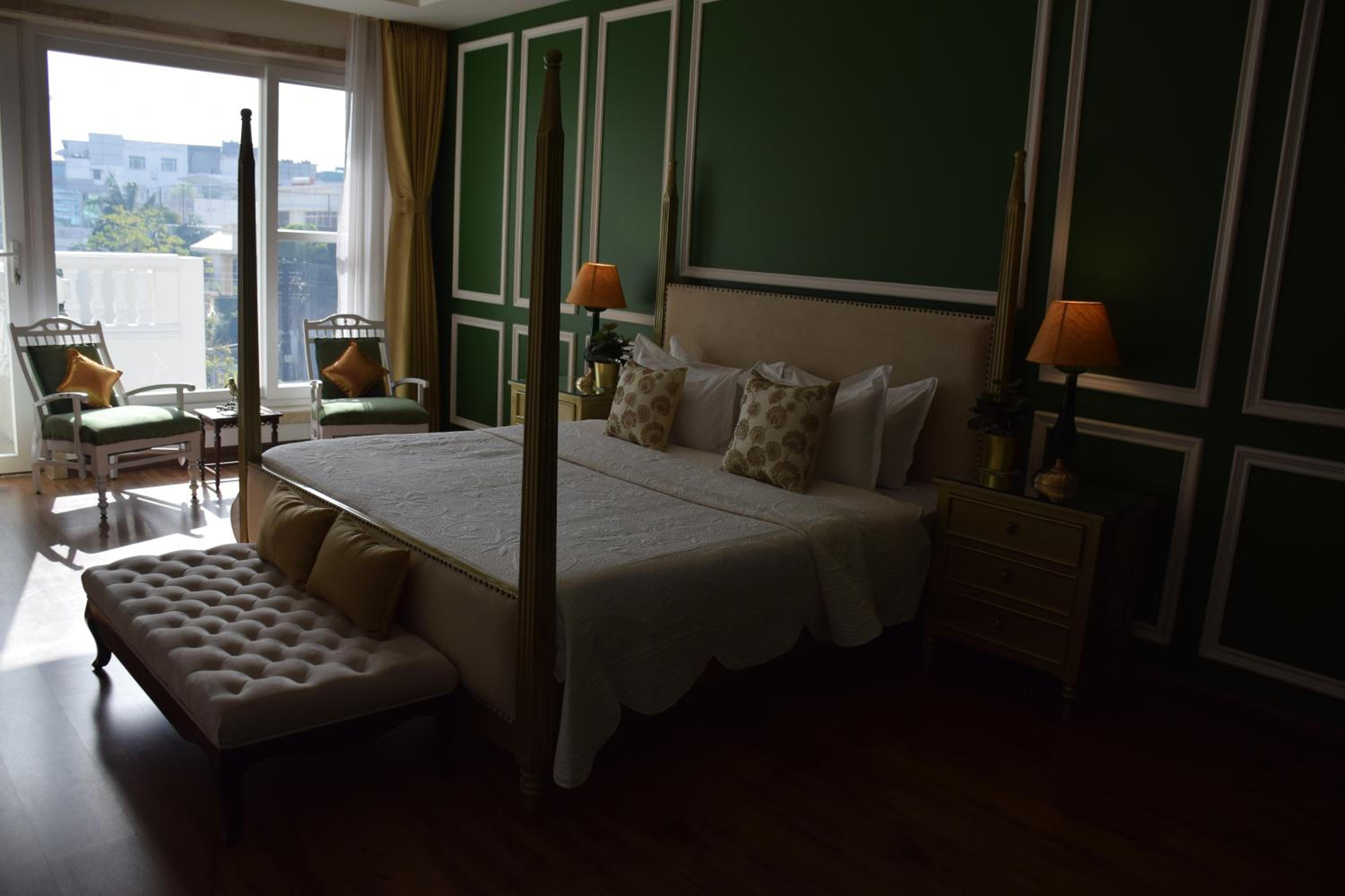 Suite - Photo 1
