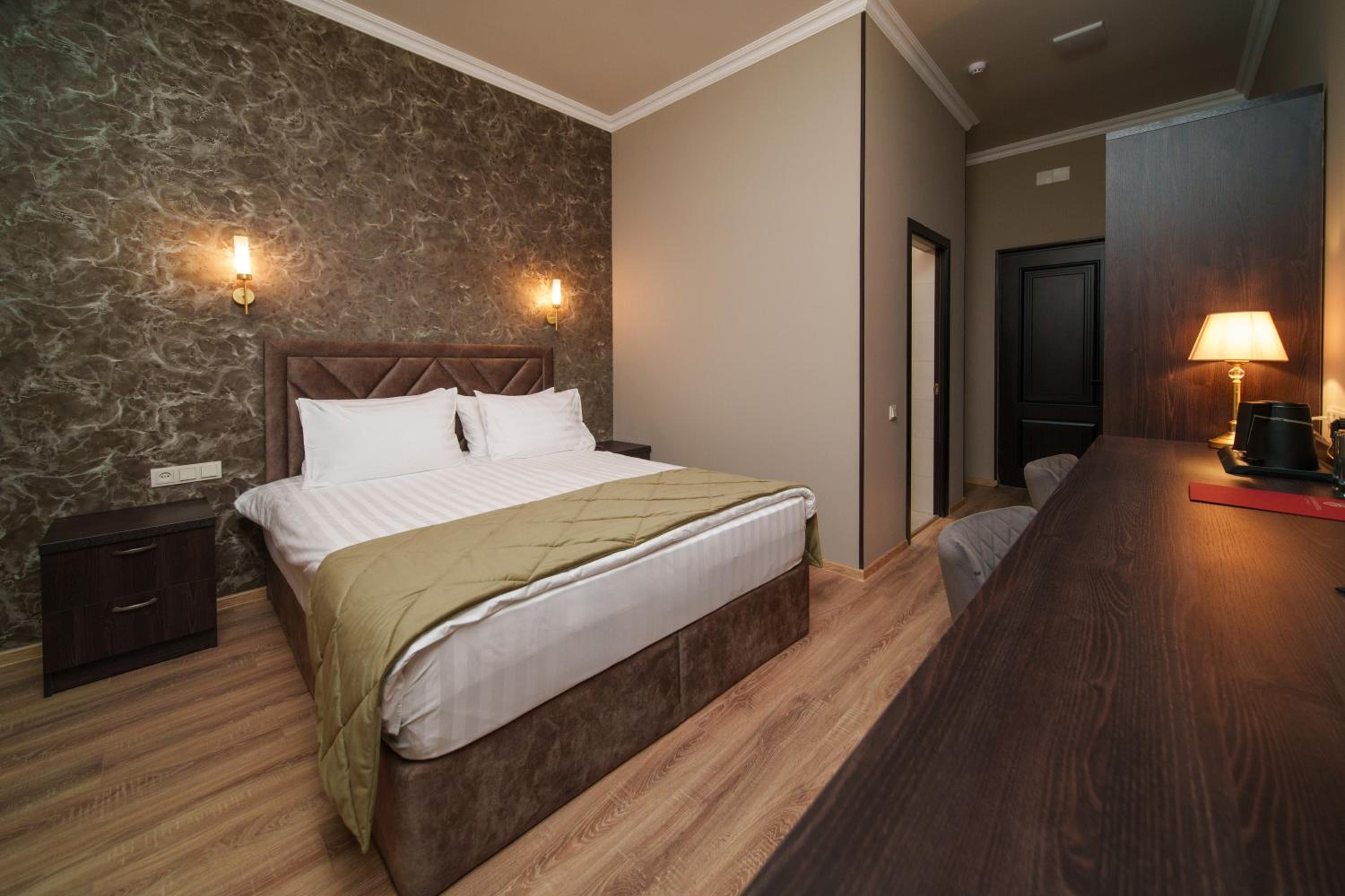 Standard Queen Room