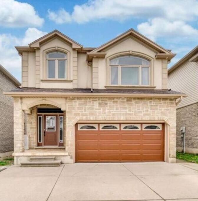 Six-Bedroom House photo 1