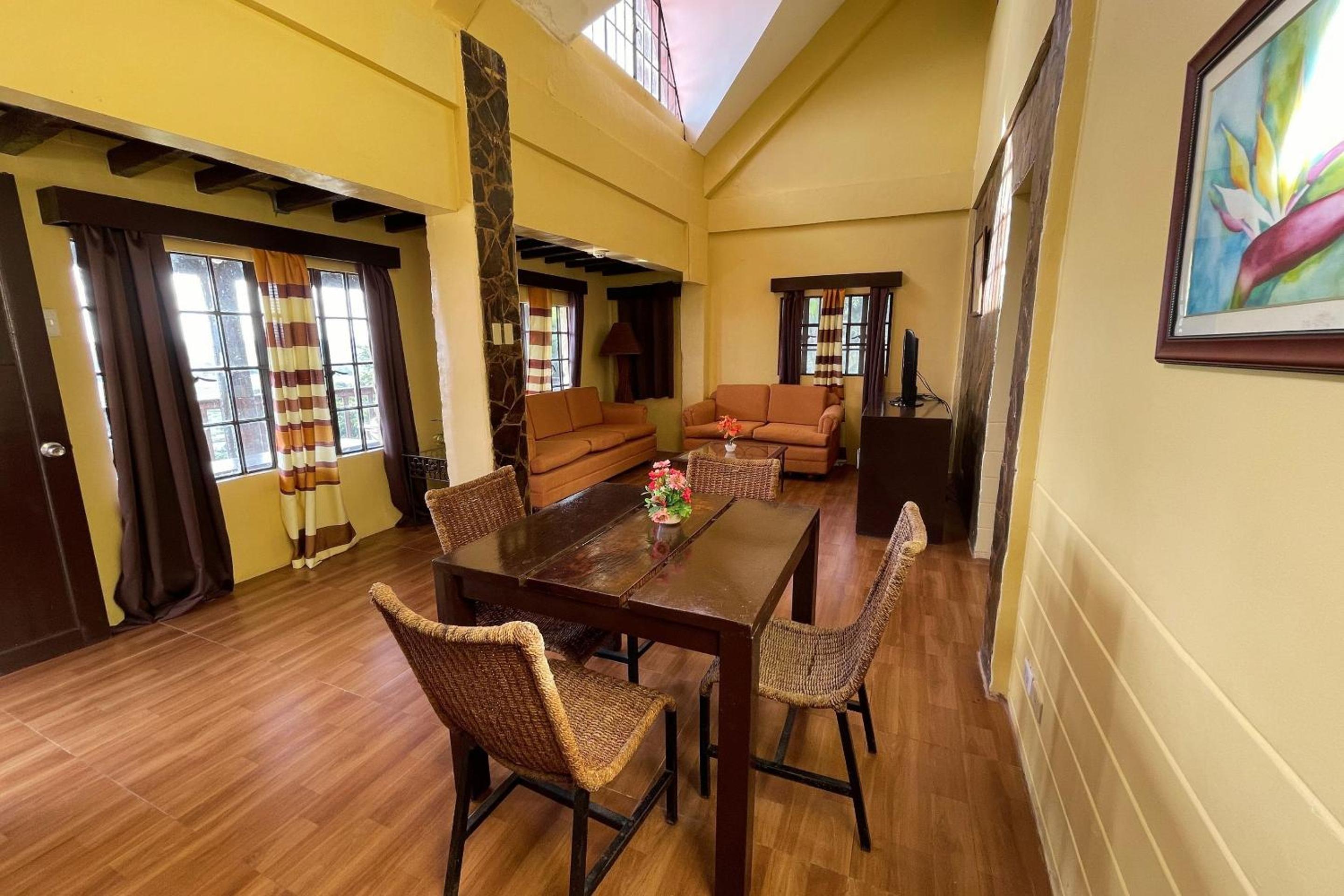 Deluxe Family Room - Photo 2