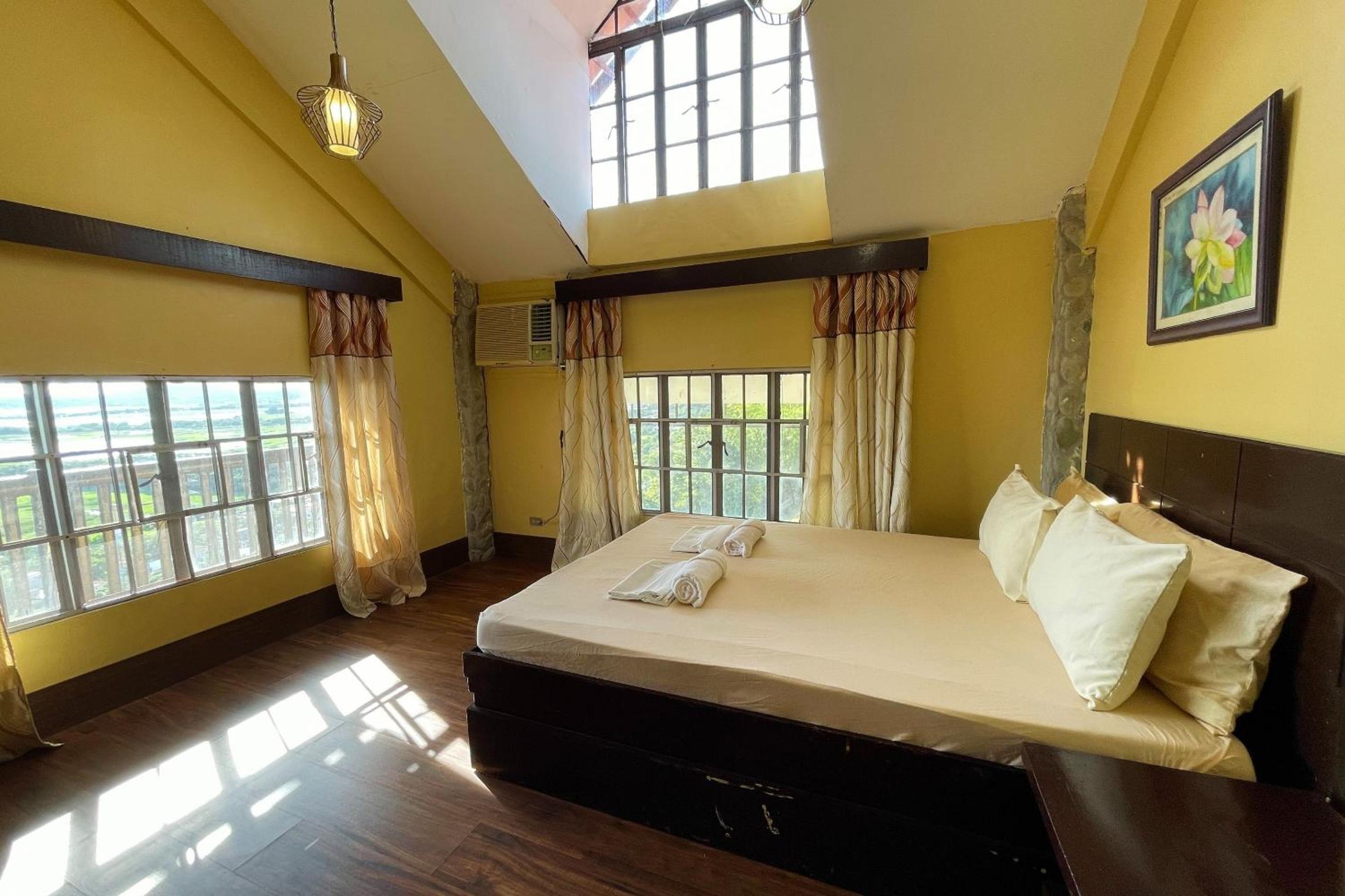 Standard Family Room - Photo 7