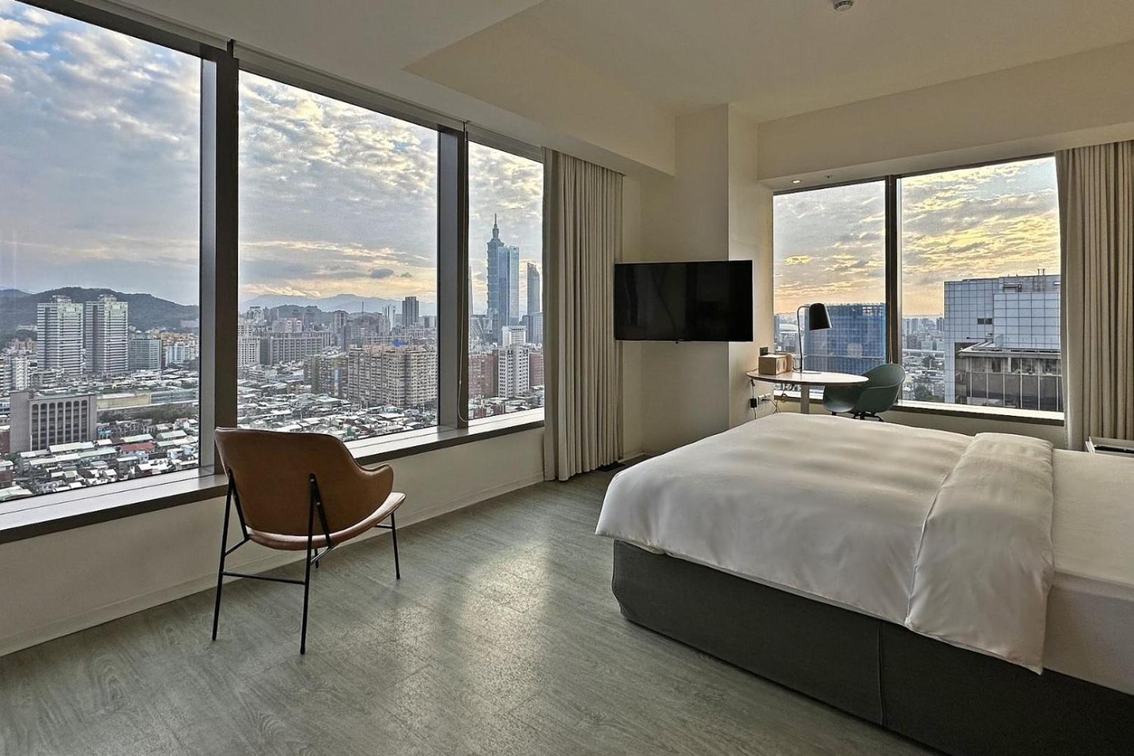 Corner King Room with 101 View - Hall-End