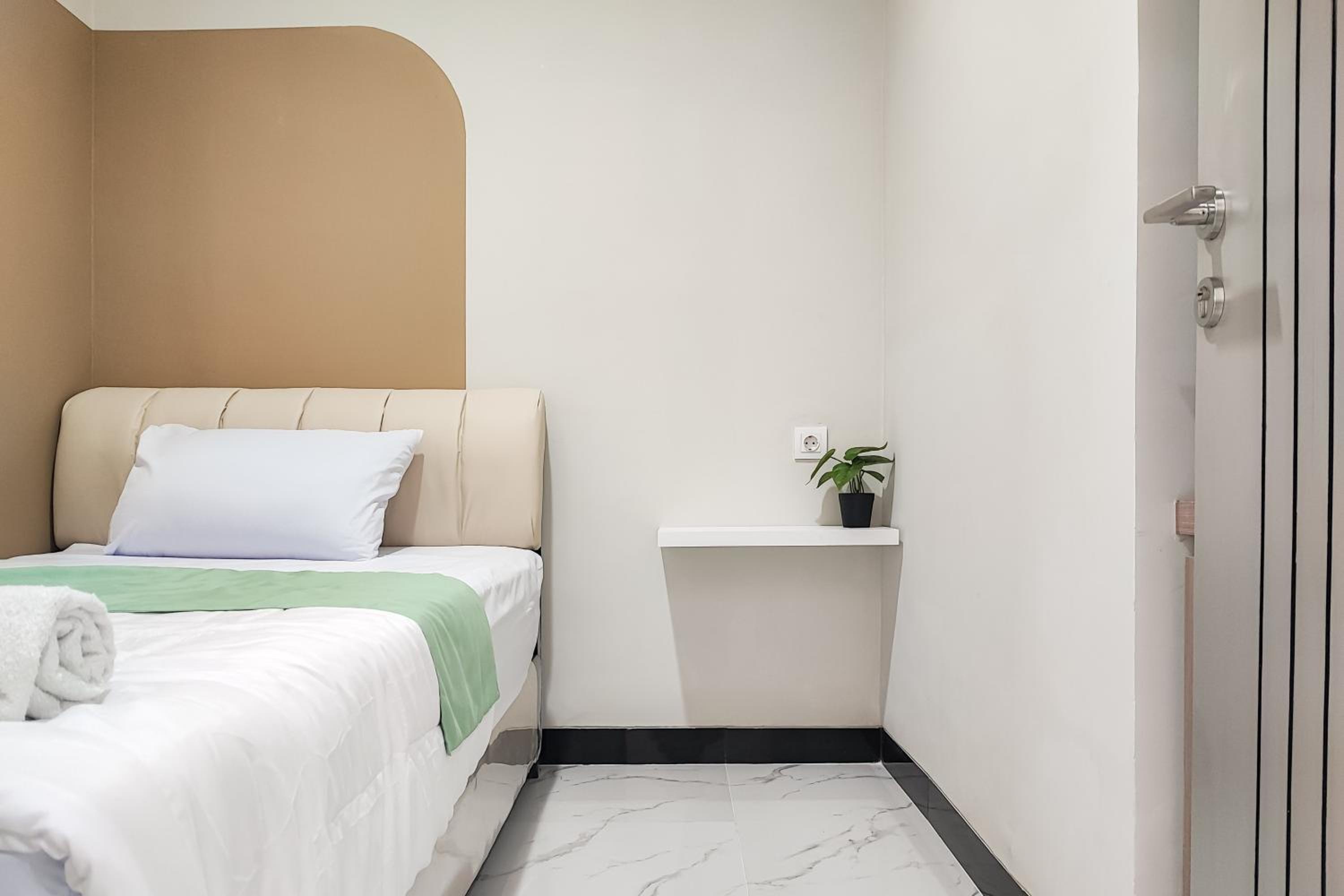 Suite - Photo 13