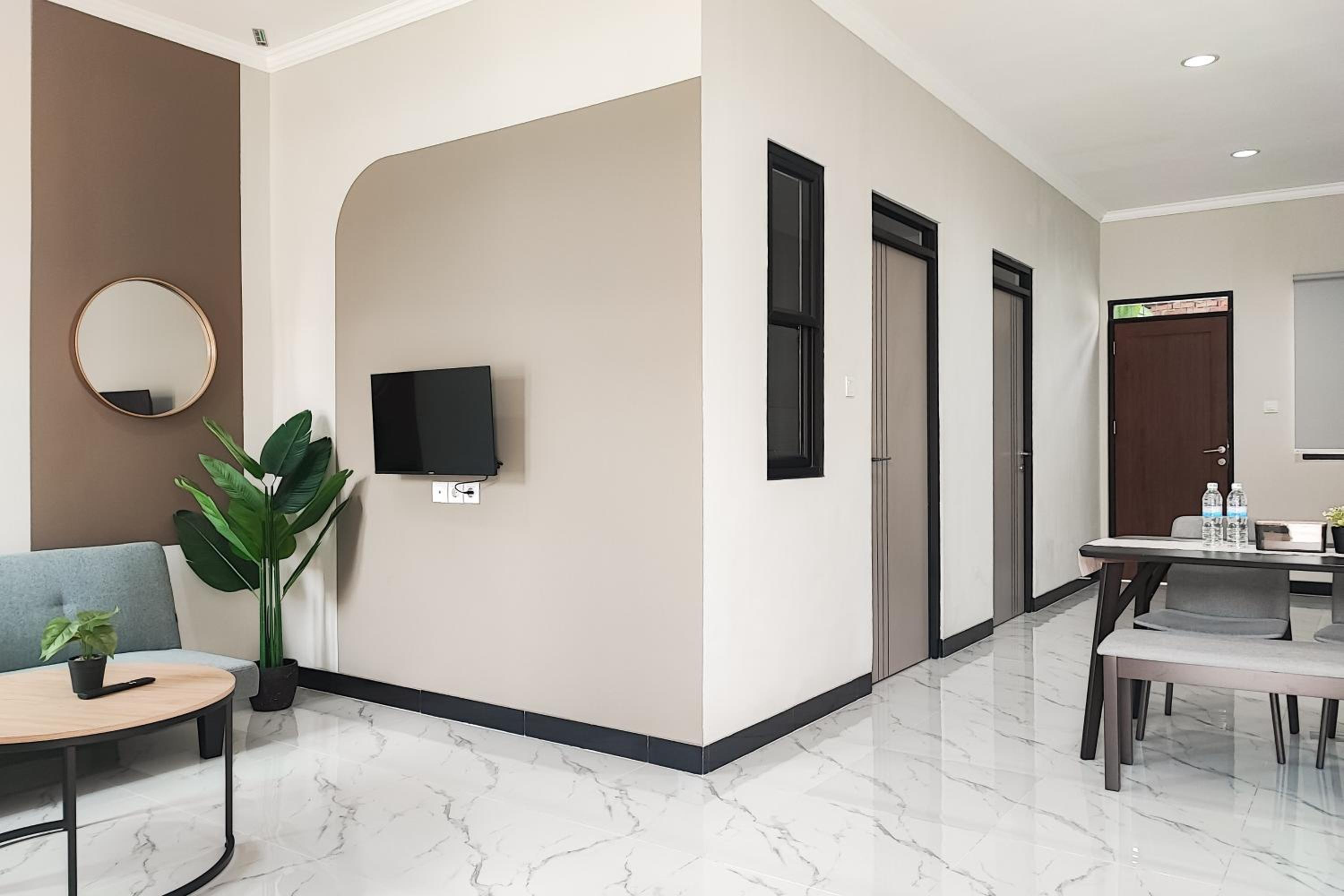 Suite - Photo 11