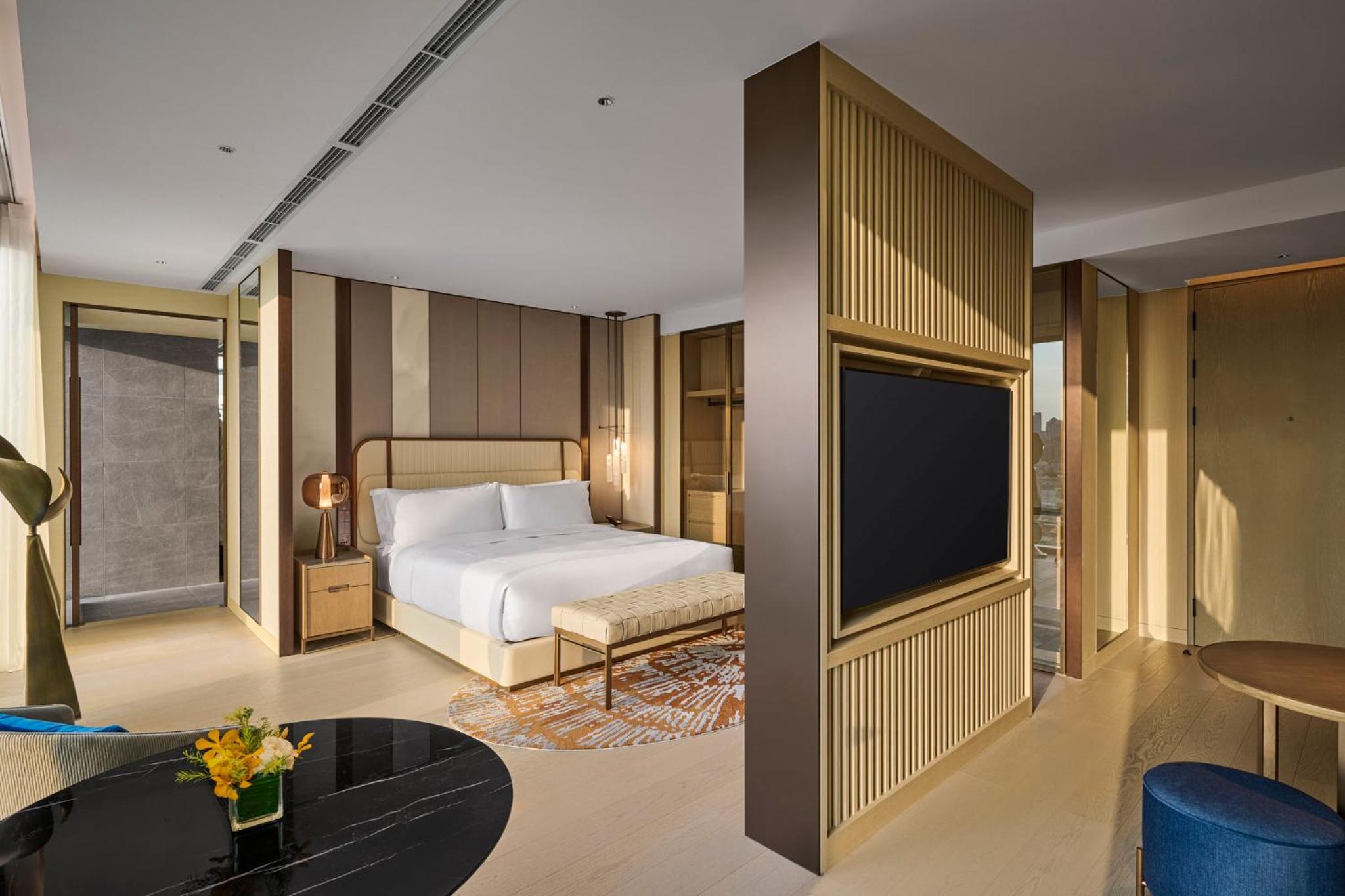 Premium King Room with Greenway View - Photo 2