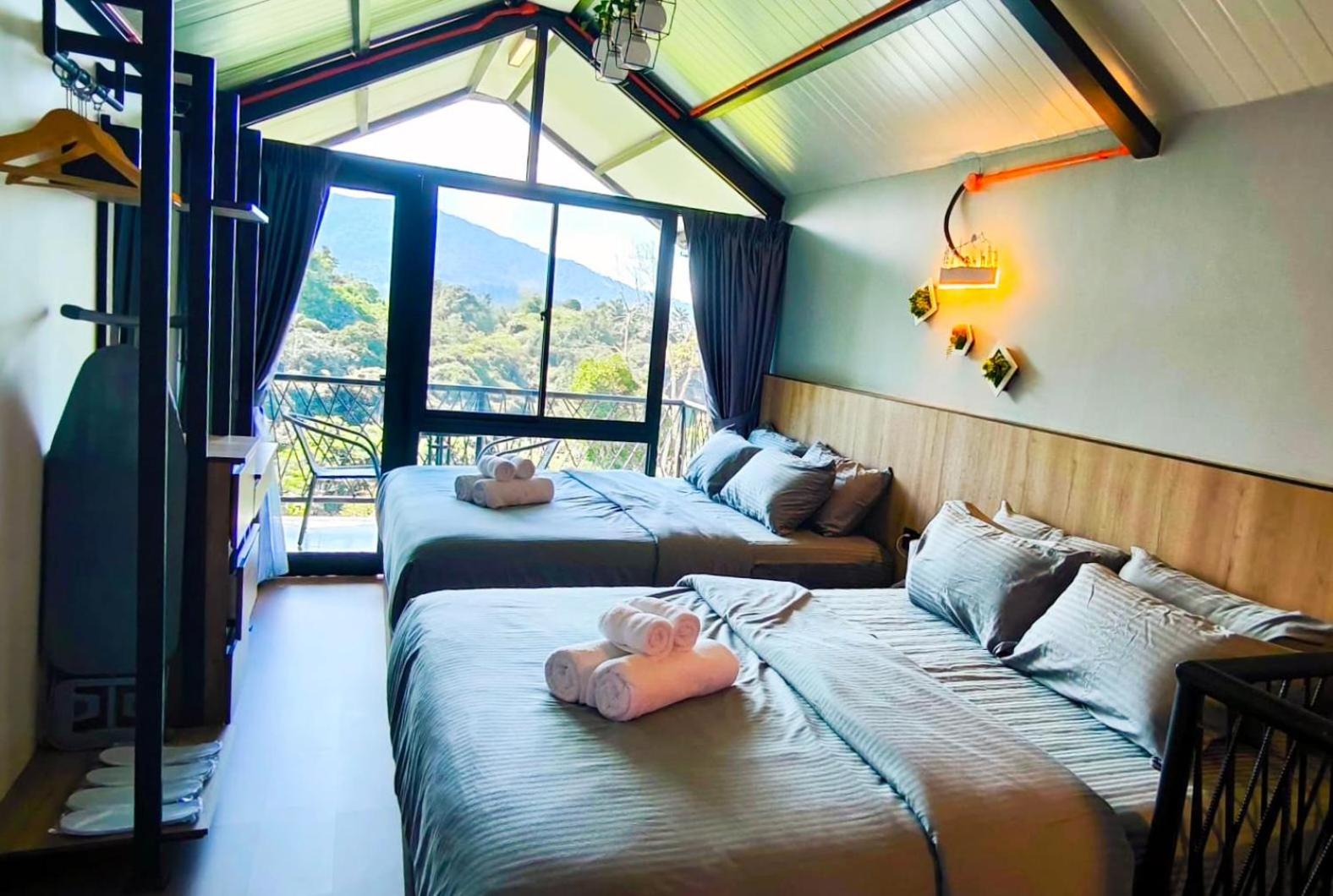 Family Room with Mountain View - Photo 9