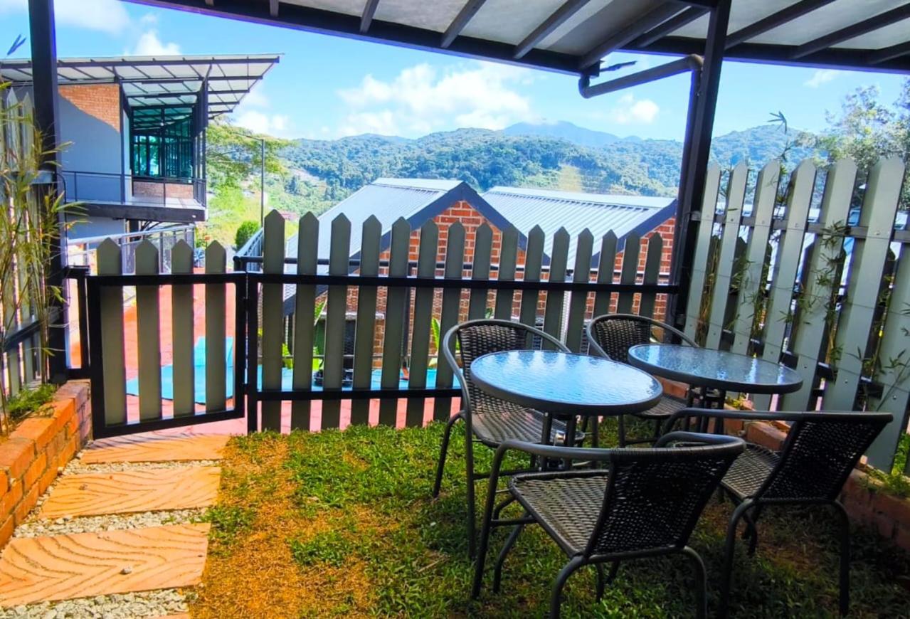 Family Room with Garden View - Photo 4
