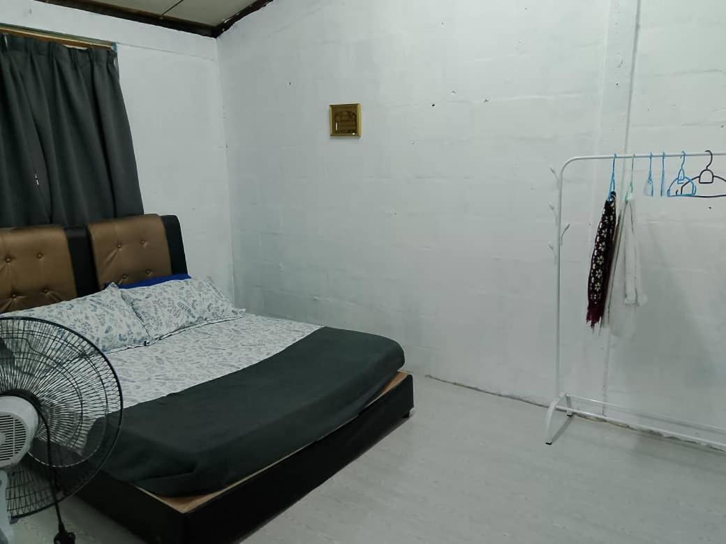 Three-Bedroom House photo 3