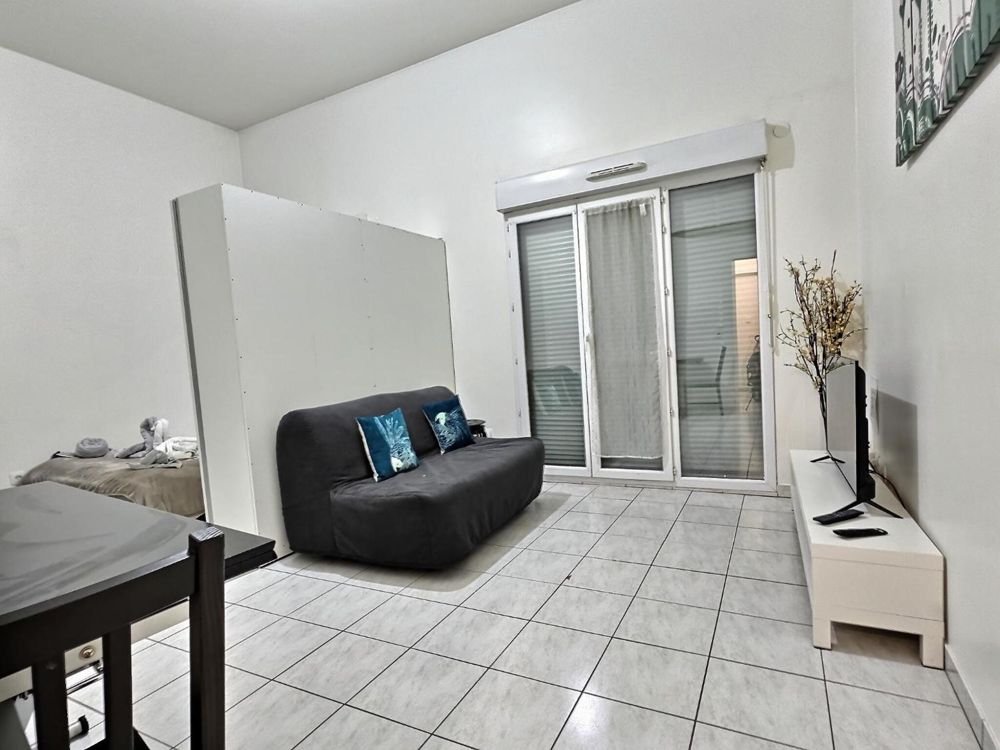One-Bedroom Apartment photo 1