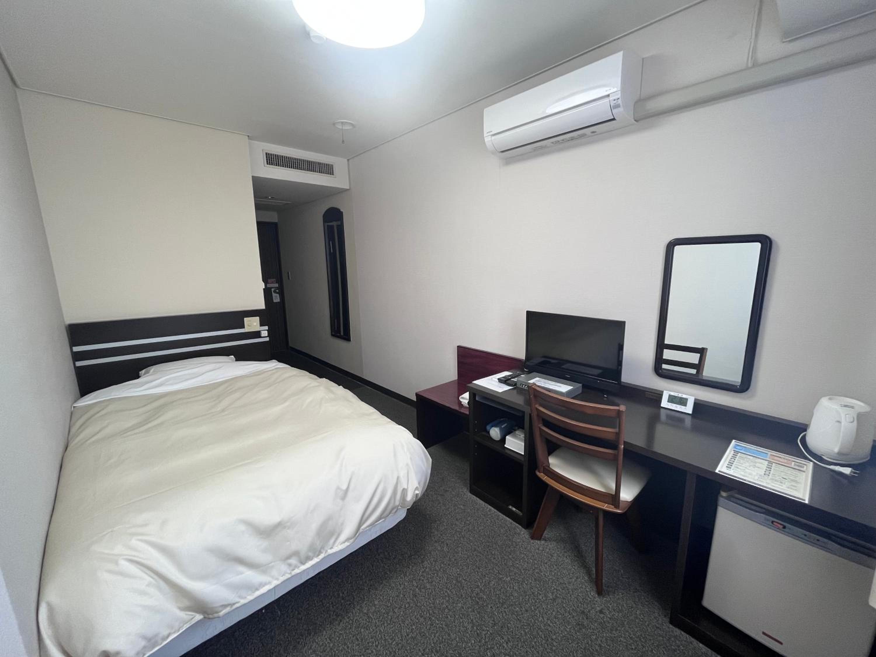 Single Room - Smoking photo 1