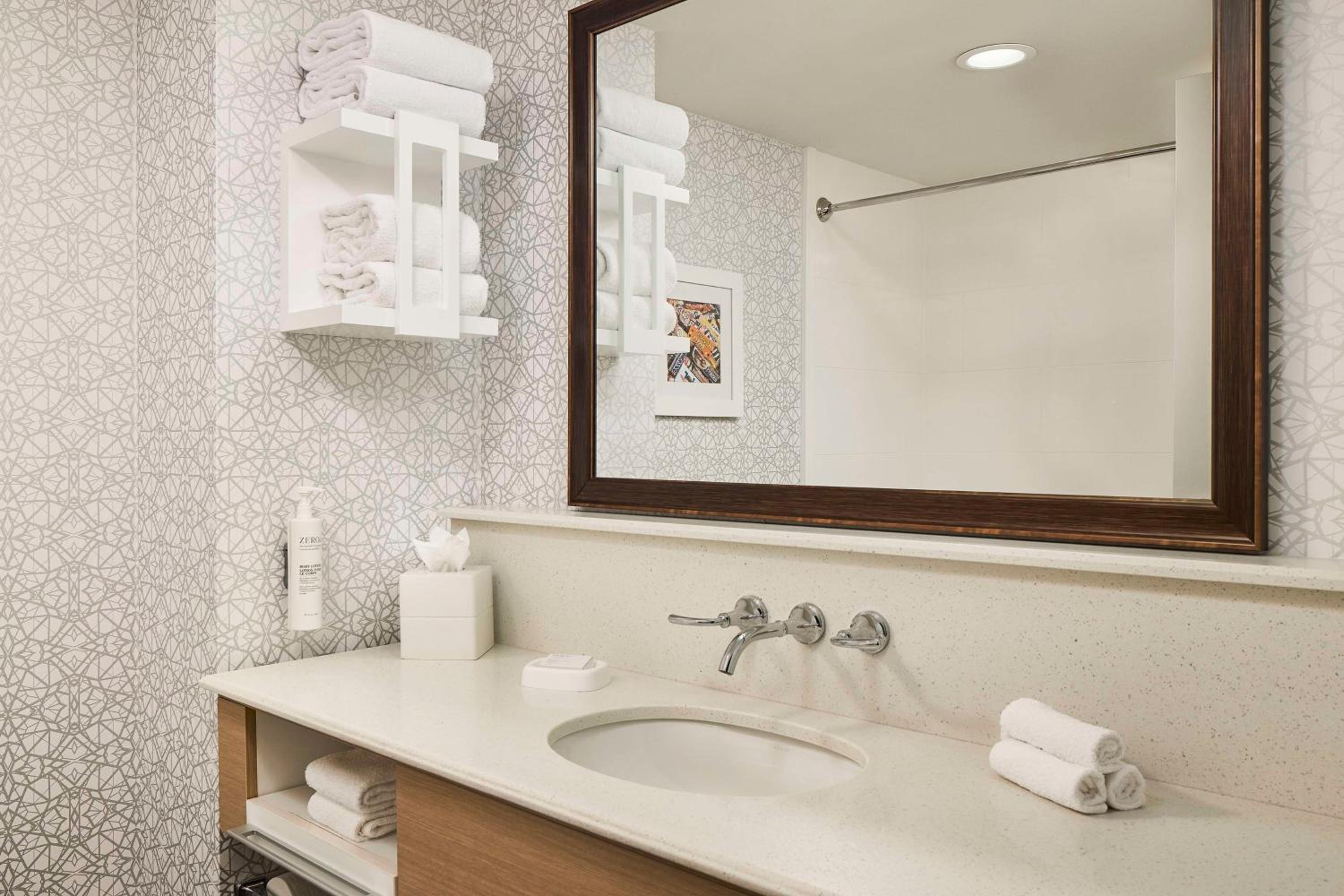 Queen Studio Suite with Two Queen Beds - Non-Smoking - Photo 2